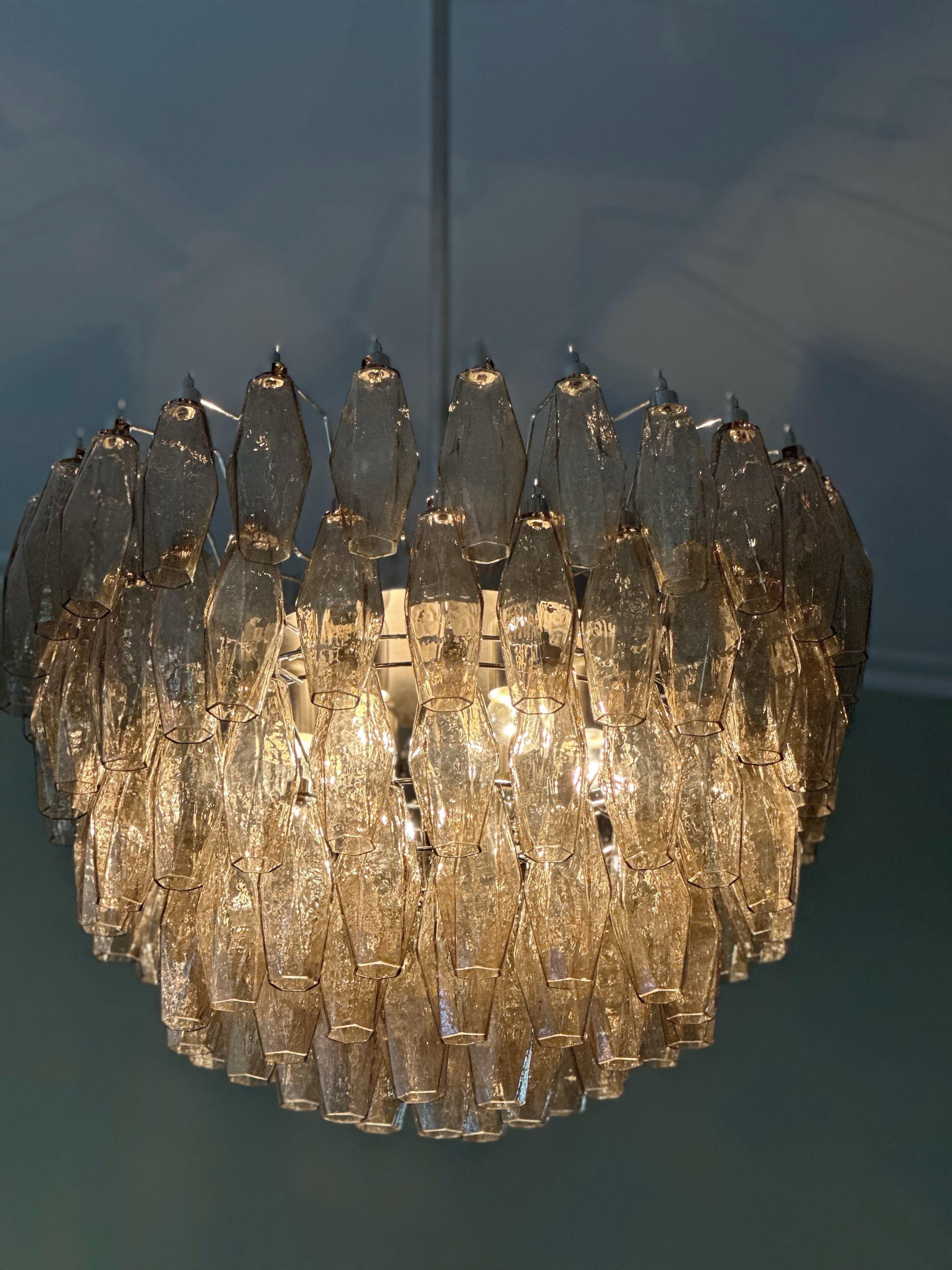 Coppia di lampadari di Murano color sabbia in stile Carlo Scarpa con accessori cromati in vendita 4