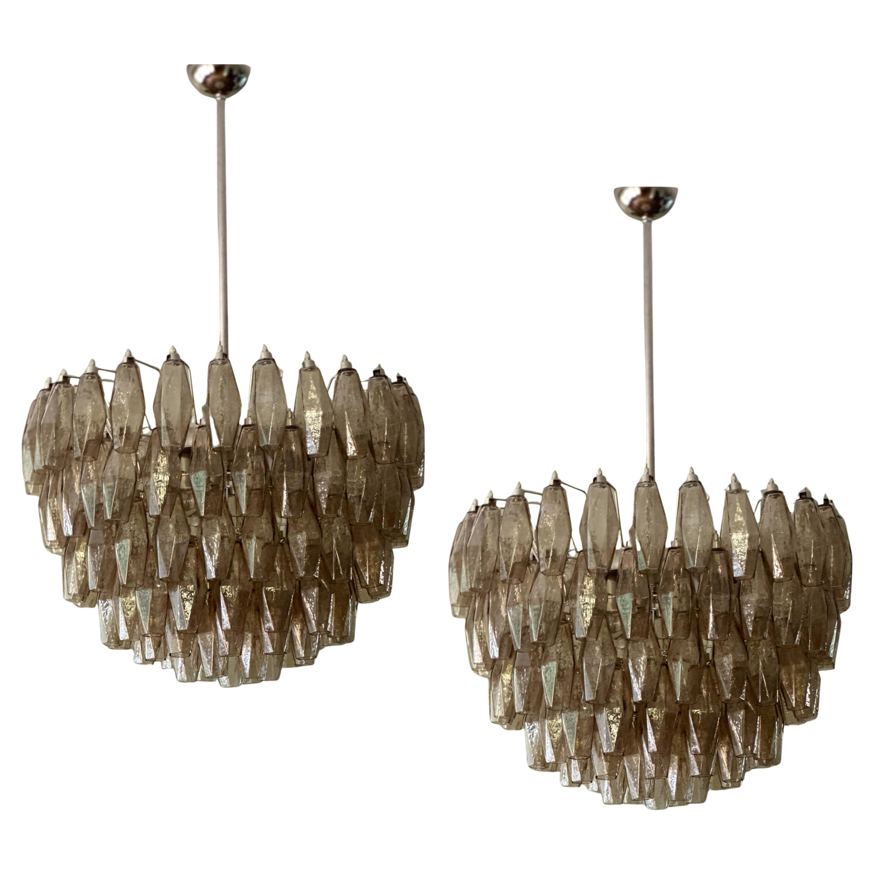Coppia di lampadari di Murano color sabbia in stile Carlo Scarpa con accessori cromati