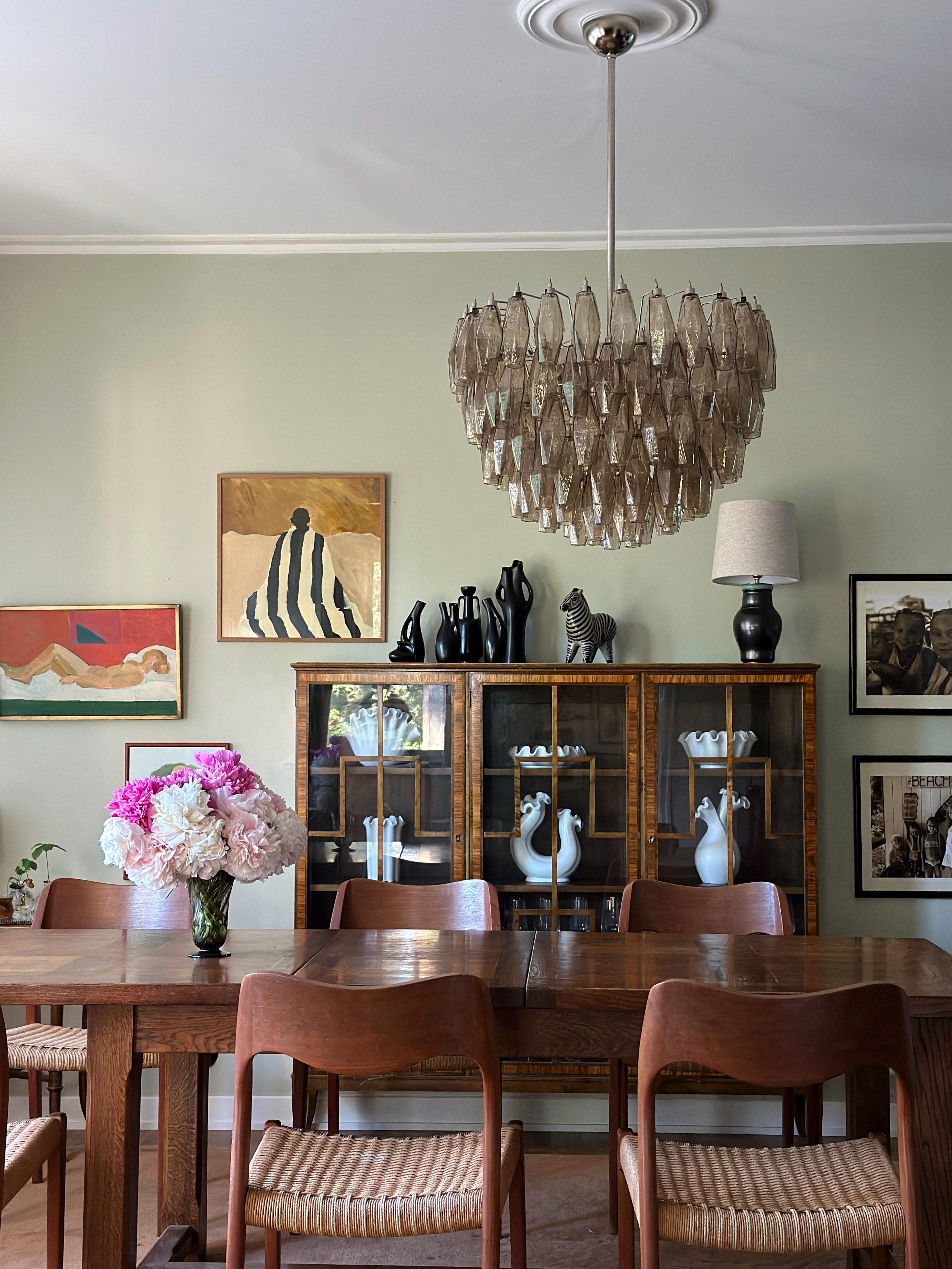 Set di 3 grandi lampadari chic di Murano in stile tradizionale italiano di metà secolo. I pendenti di Murano sono perfetti sopra un'isola della cucina, un tavolo da pranzo o un centrotavola personalizzato.
Prodotto nel 21° secolo. Struttura della
