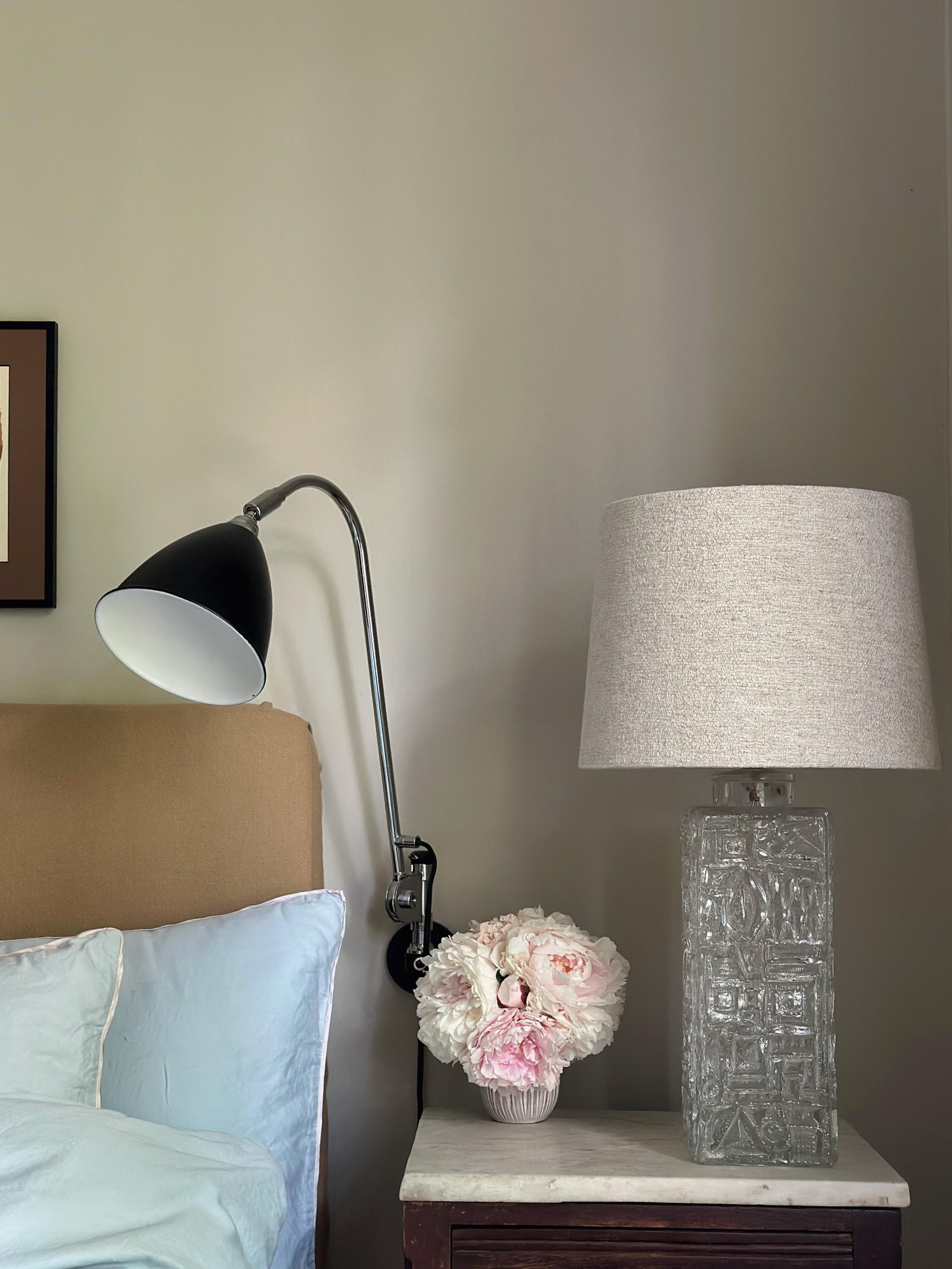Lampe de table moderniste en verre de Stilarmatur Tranas, Suède, années 1960.
Lampe de table massive du milieu du siècle en verre clair avec un motif moulé vivant. 

Nouveau câblage européen et nouvelle douille.


Mesurer : 
Hauteur de la base de la