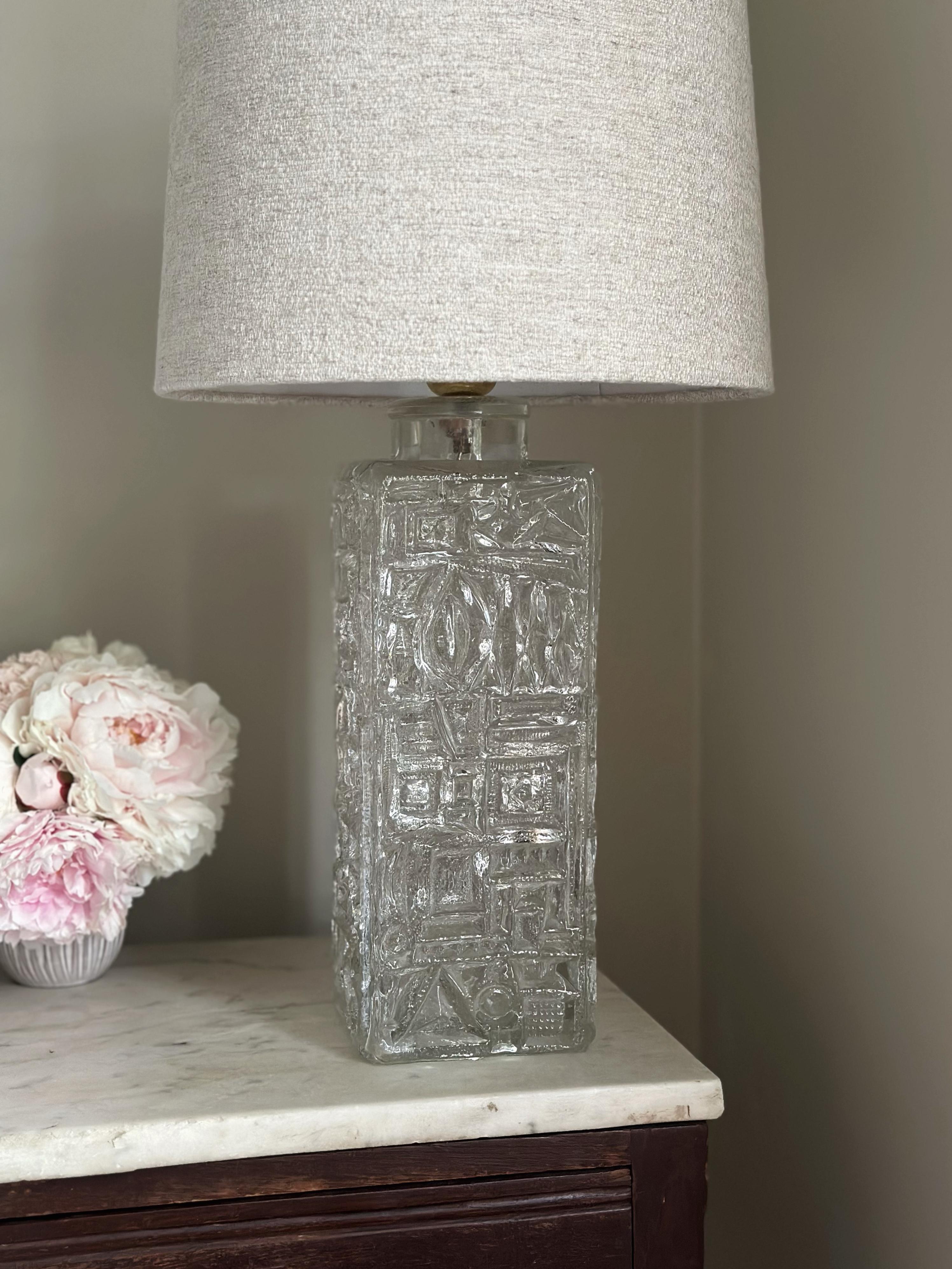 Suédois Stilarmatur Lampe de table en verre du milieu du siècle 1960s en vente