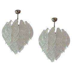 Set di 2 lampadari classici di Murano in vetro bianco smerigliato. Stile Venini.