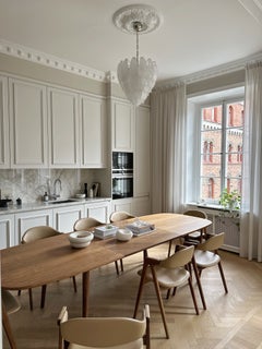 Set di 2 lampadari classici di Murano in vetro bianco smerigliato. Stile Venini.