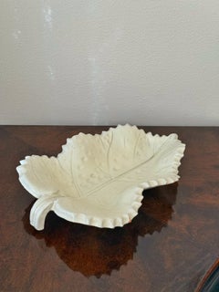 Anna-Lisa Thomson: grande piattino per gioielli in gres bianco. Uppsala-Ekeby, Svezia, anni ’40