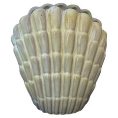 Vaso “Shell” di Vicke Lindstrand, bianco crema. Uppsala-Ekeby, Svezia. Anni ’40.