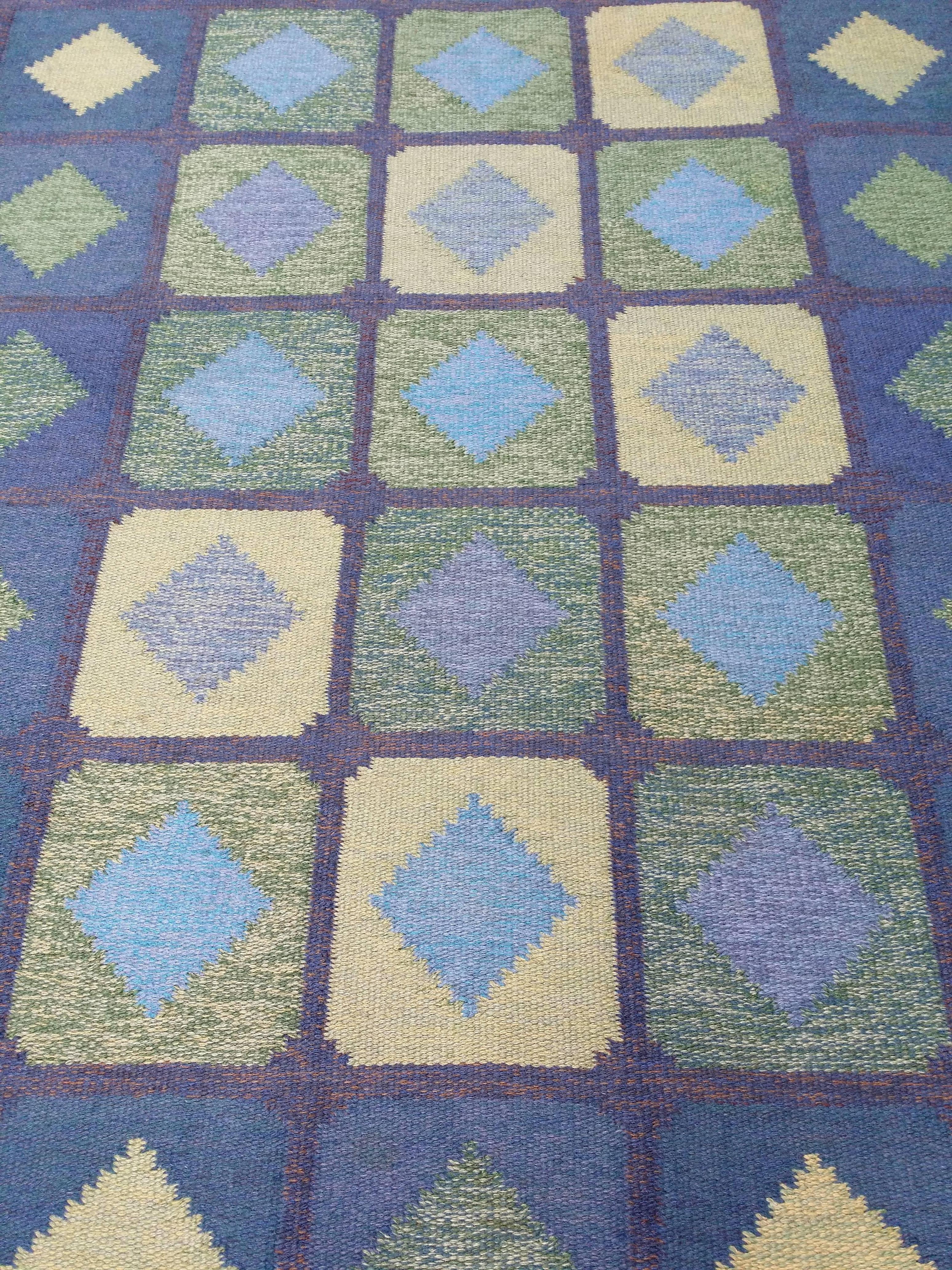 Squares with diamonds -summer. Swedish flatwoven rölakan rug. Composed by Birgitta Södergren. Warps: light beige linen, Z3S plied. Weft: wool,Z5 spun. Technique: dovetail tapestry ( warp slinging). Missing signature . Condition: good, both ends