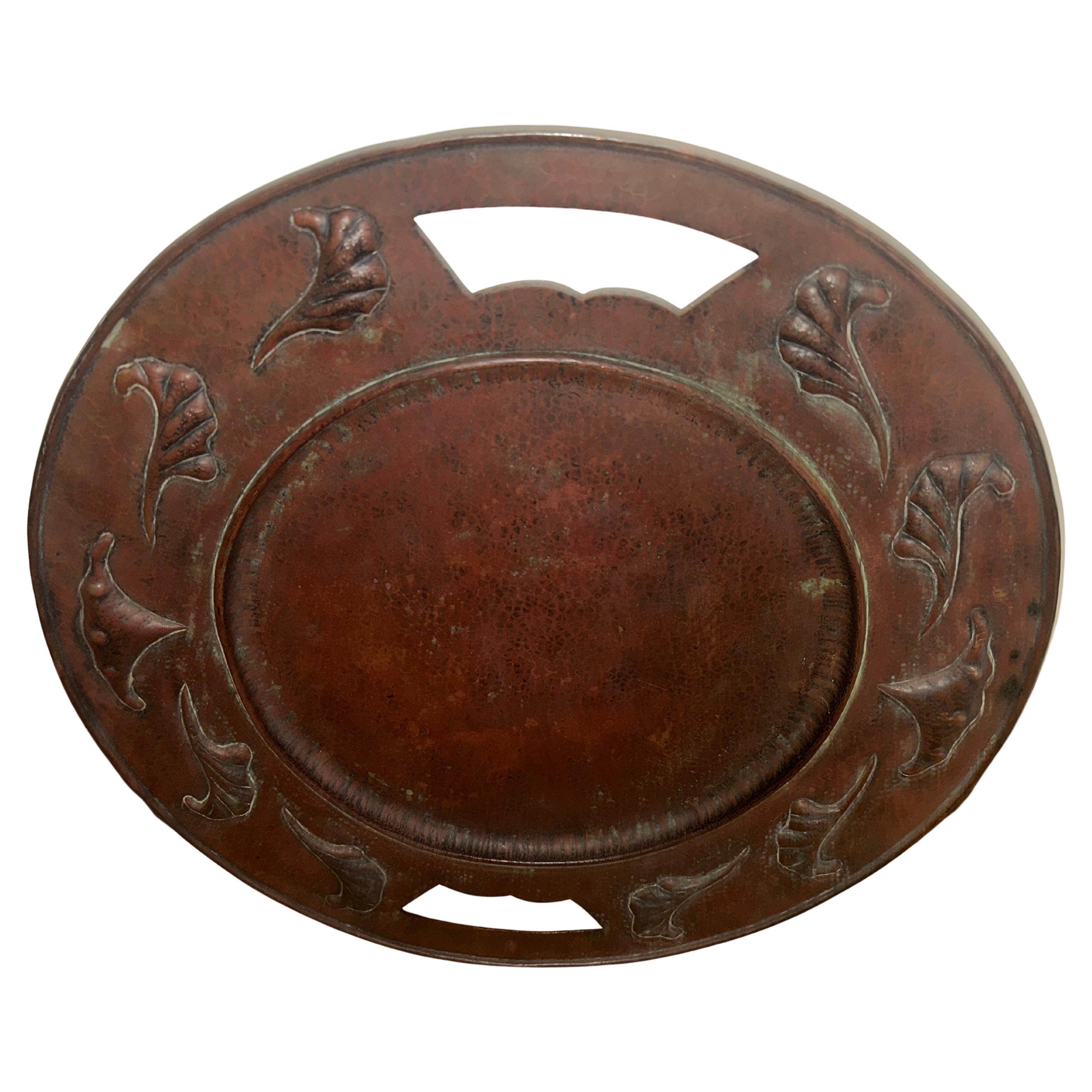 Große Antiquität  KUNST und CRAFTS  Plattenteller aus gehämmertem Kupfer, Stickley-Ära.