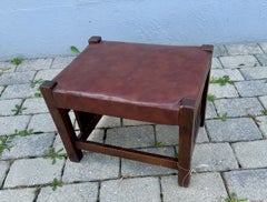 «Muebles artísticos con encanto»: reposapiés de roble con patas en forma de huso y tapizado de cuero rojo de la época de Stickley, modelo W7542