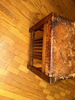 Repose-pieds ancien Gustav Stickley à pieds fuselés, plateau en cuir d'origine, réf. W7812