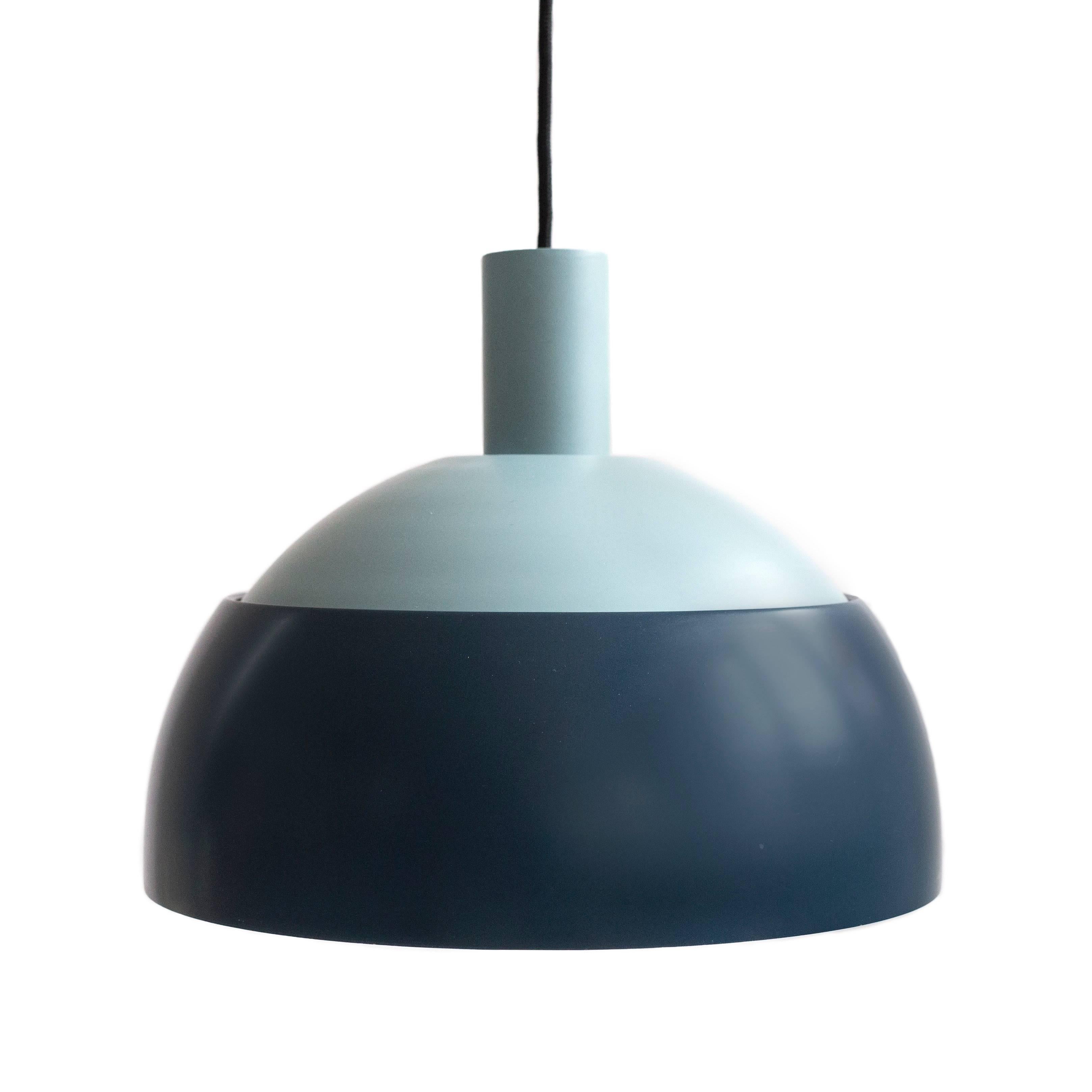 Large size Finn Juhl pendant. 

Designed 1963, manufactured during approximately 7 years at Lyfa, Denmark. 

Light blue and blue painted metal, adjustable lower shade. Diameter 34 cm.

 