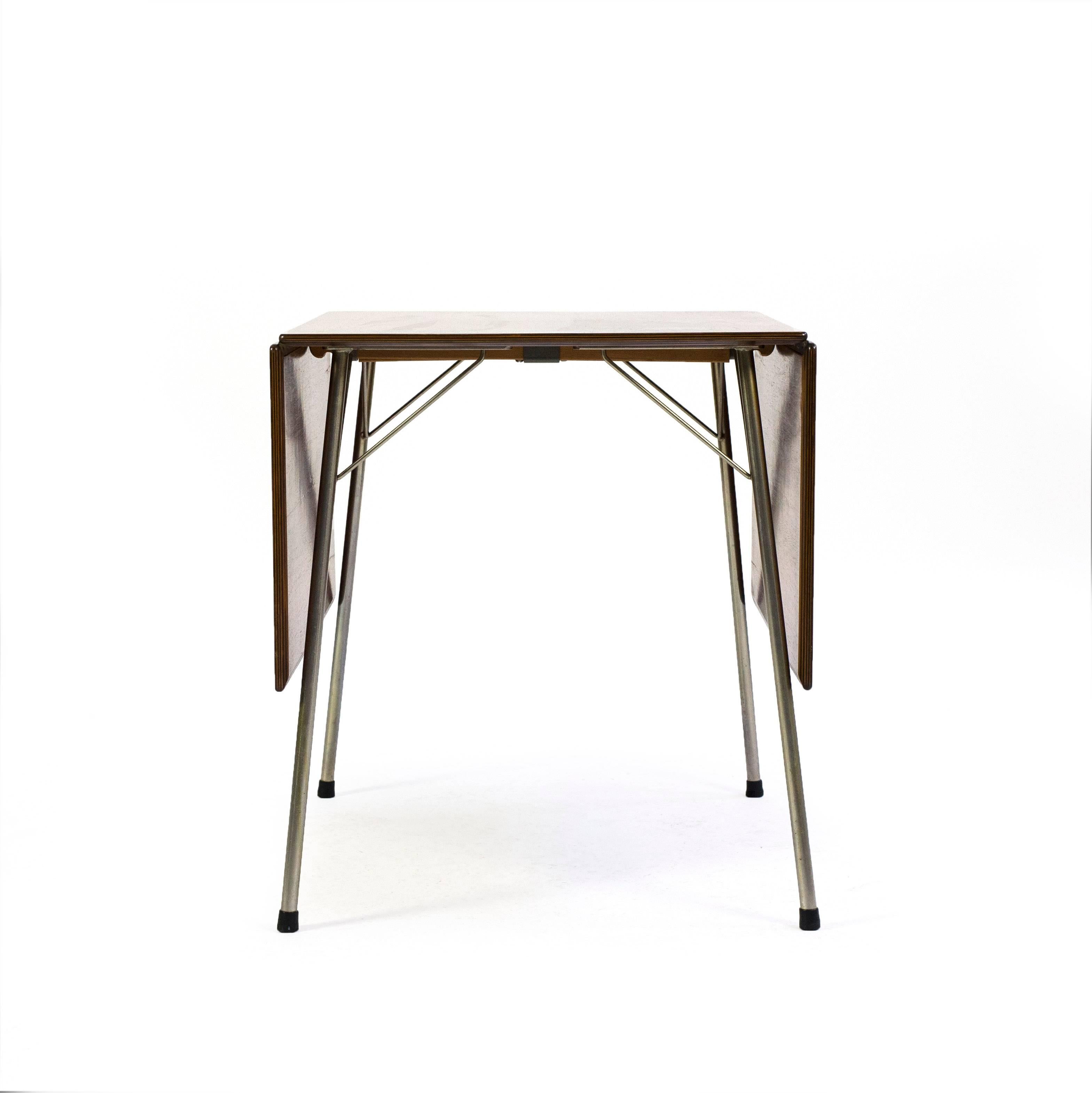 Arne Jacobsen Rosewood drop-leaf table. 

Table top and two drop-leafs of Rosewood, frame of Chromed plated steel. 

Designed by Arne Jacobsen and manufactured by Fritz Hansen as model 3601. 

Very fine condition. 
