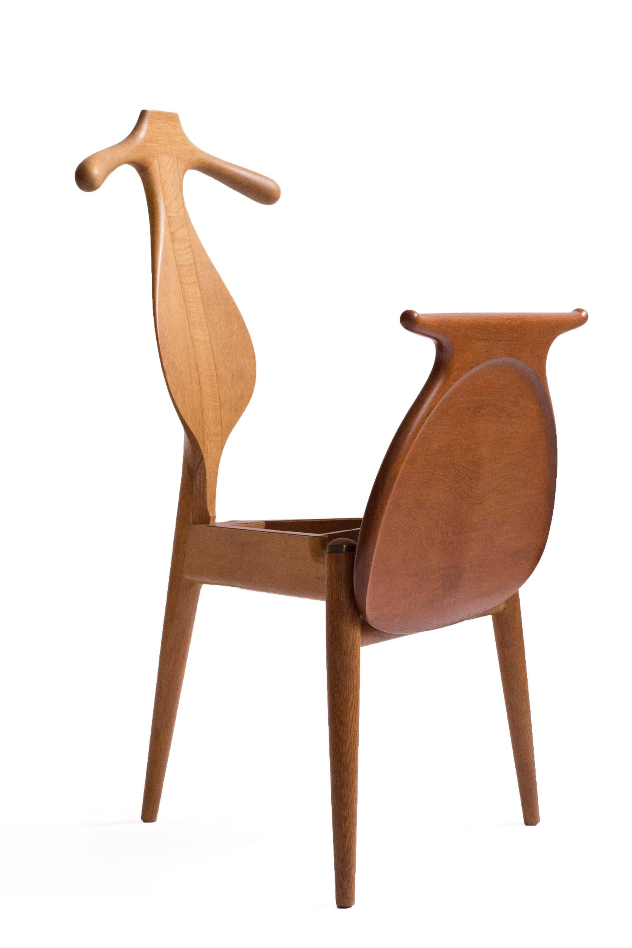 Hans J. Wegner 'Valet chair' with frame of patinated oak and seat of teak with storage space underneath. 

Designed by Hans J. Wegner 1953, executed by cabinetmaker Johannes Hansen, Denmark model JH-540. Burn-marked by maker. 

Excellent