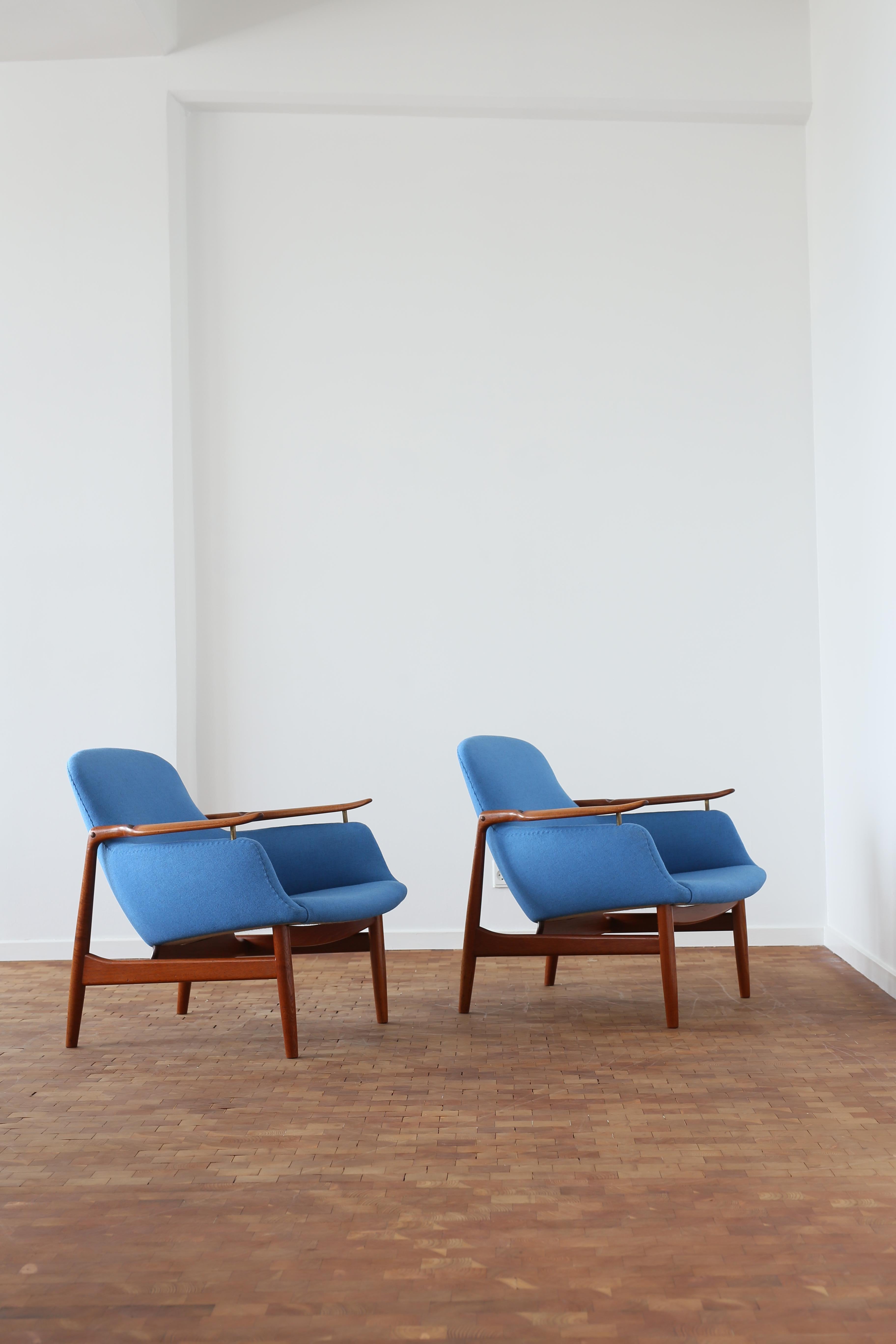 Rare paire de fauteuils NV-53 en teck recouverts de tissu bleu. 

Design/One 1953, exécution  par l'ébéniste Niels Vodder, Danemark. Marqué d'une brûlure par l'ébéniste. 

Acquis dans le tissu d'origine, tapissé avec du neuf comme d'origine et dans