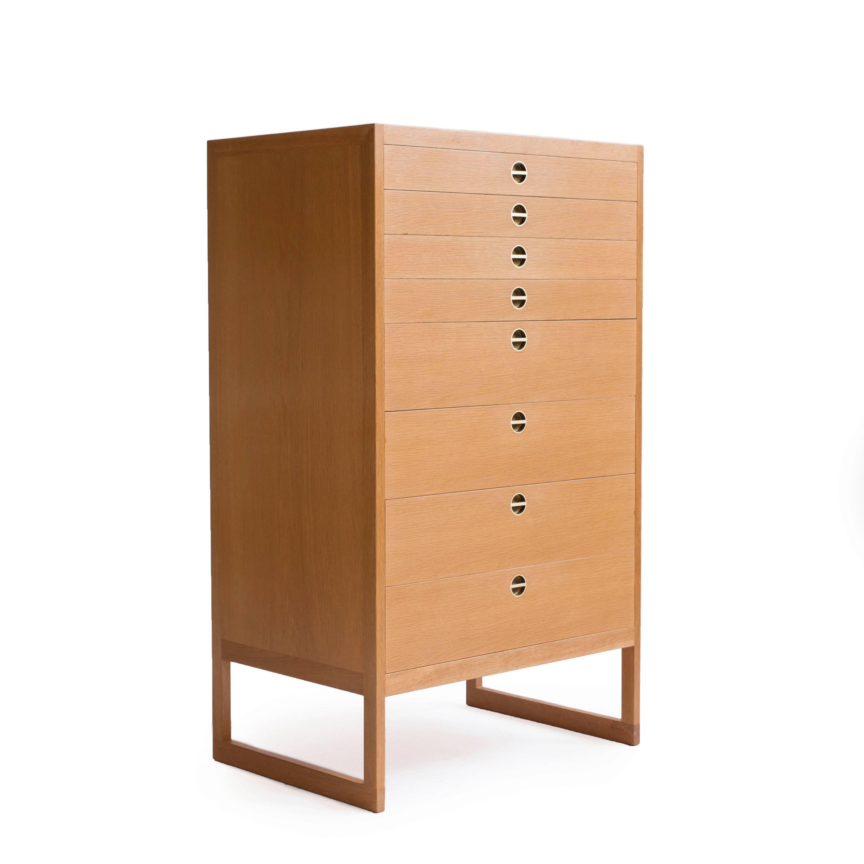 A Børge Mogensen oak chest of drawers. 

Front with four large and four small drawers and handles of brass.

Designed by Børge Mogensen 1957, manufactured by cabinetmaker P. Lauritsen & Son, Denmark model BM64.