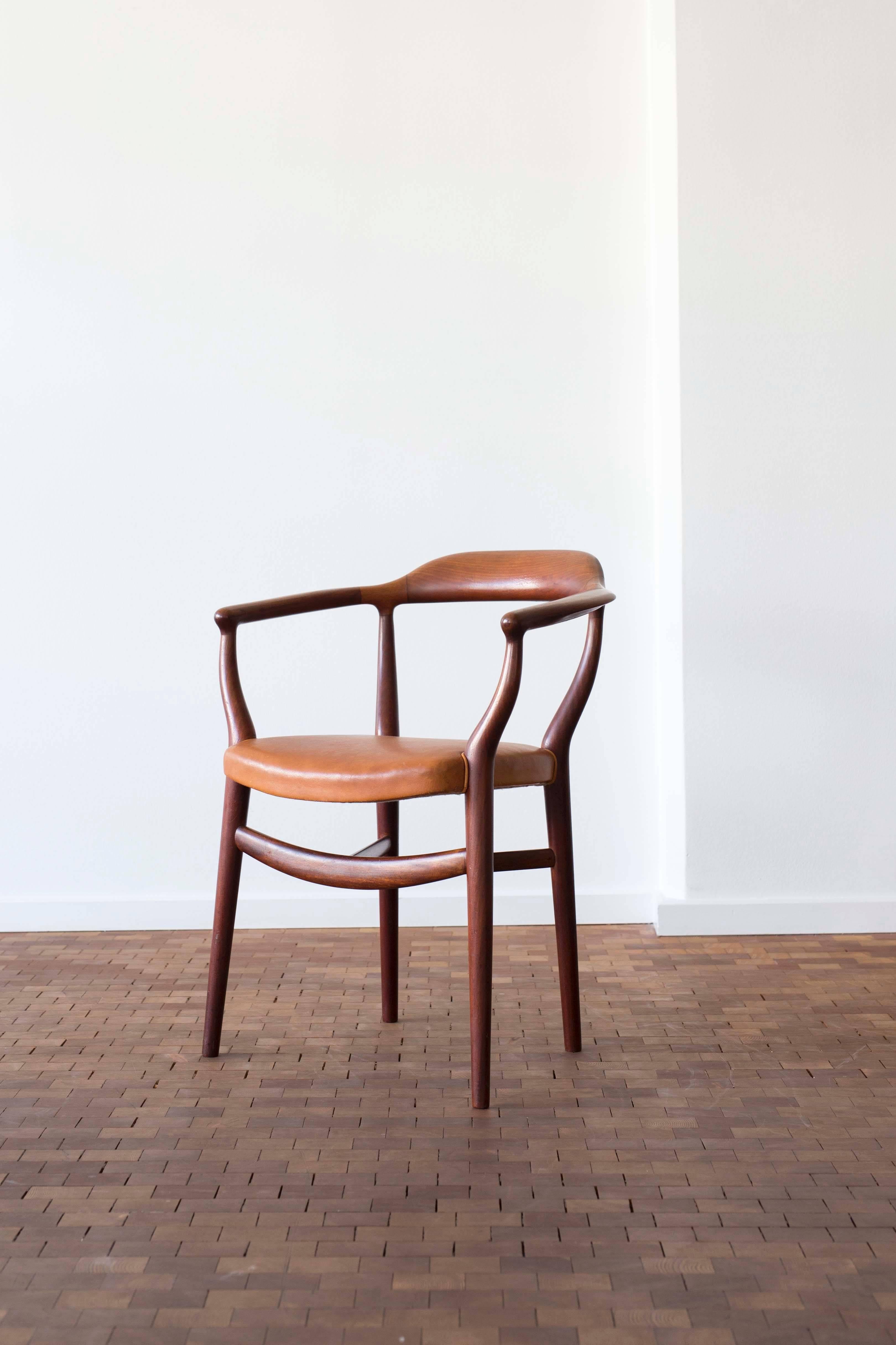 Rare sculptural Finn Juhl NV44 armchair with frame of cuban mahogany and seat upholstered with patinated leather. 

Designed by Finn Juhl 1944, executed by cabinetmaker Niels Vodder, Denmark. 

From the production of 12 chairs. 

Very fine