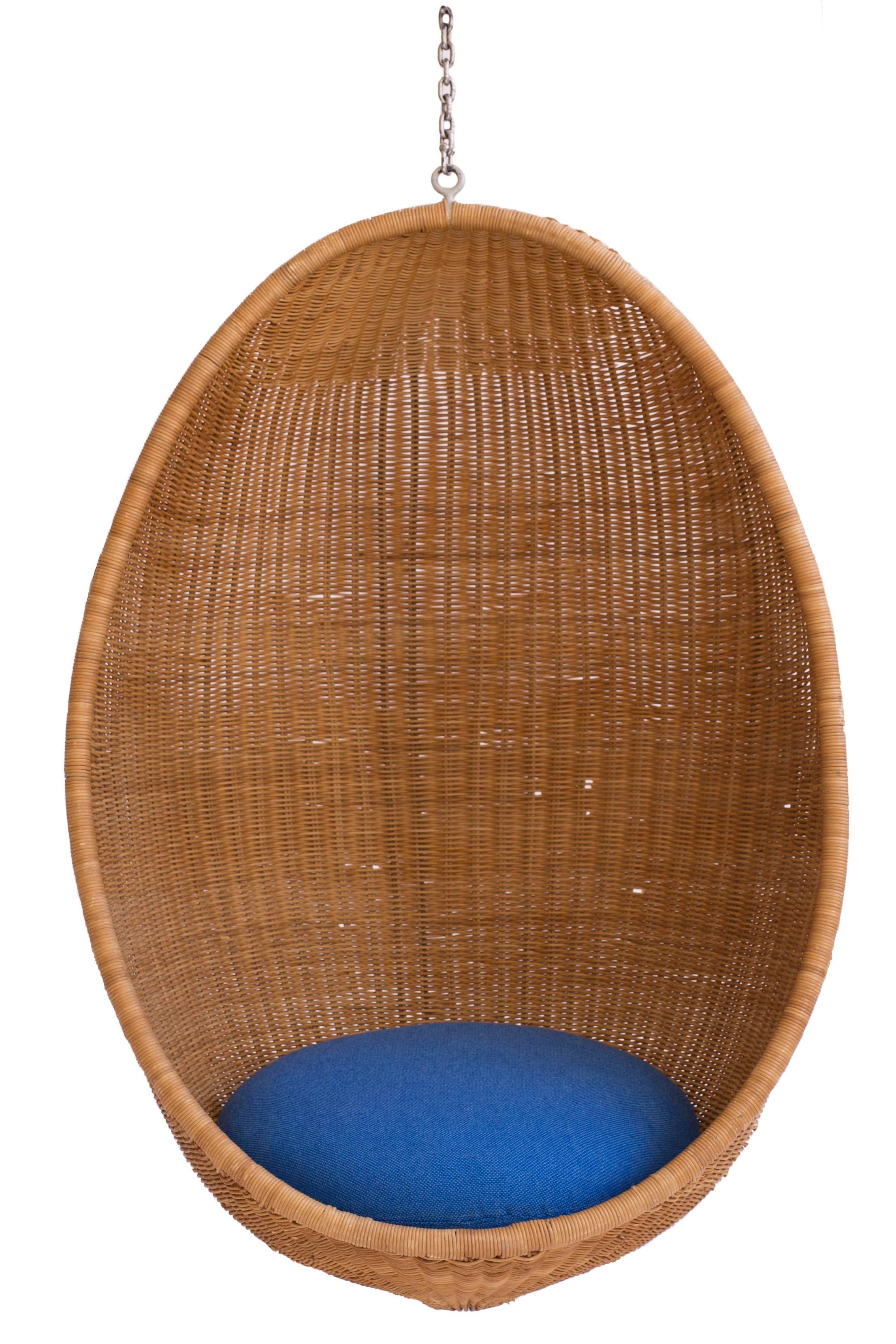 Nanna Ditzel ‘Hanging Egg’ chair of woven cane, metal chain and seat cushion in blue fabric. 

Designed by Nanna Ditzel 1959 and made at R. Wengler, Denmark. 

Good condition and beautiful patina.