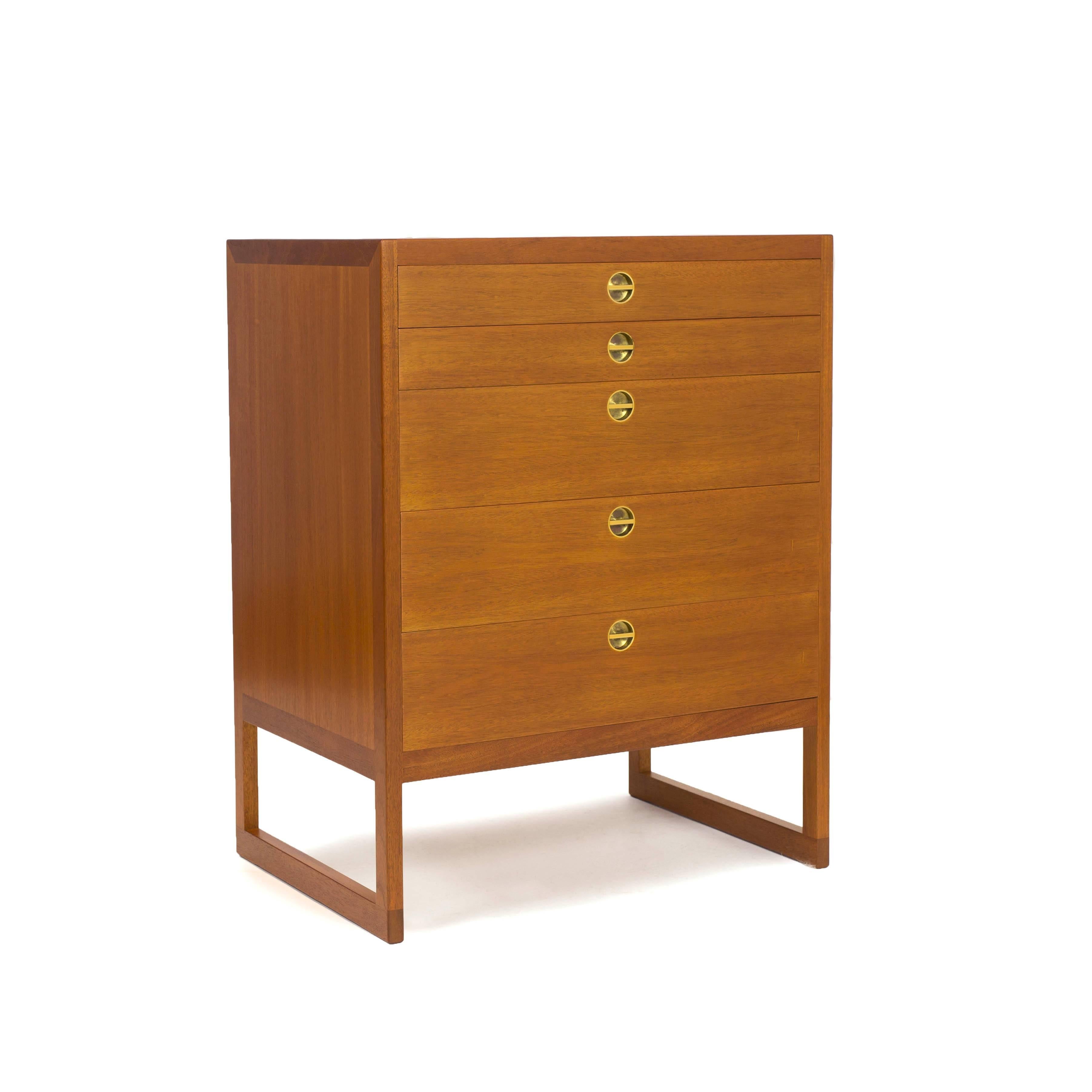 A Børge Mogensen mahogany chest of five drawers with brass handles. 

Designed by Børge Mogensen 1957, manufactured by cabinetmaker P. Lauritsen & Son, Denmark. 

Fine condition.