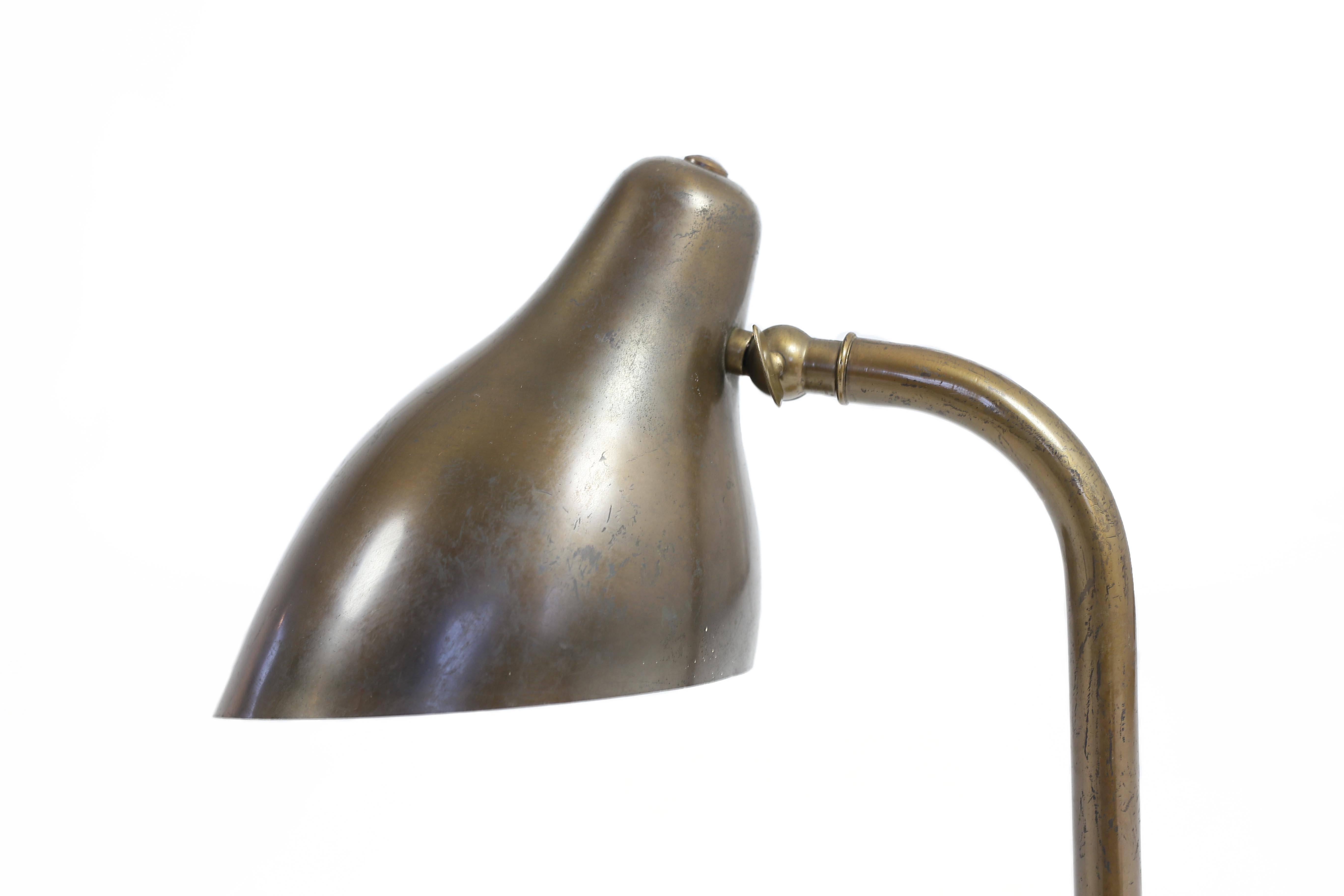 Vilhelm Lauritzen table lamp of browned brass with green vinyl.

Designed 1940s and made at Louis Poulsen, Denmark.
   