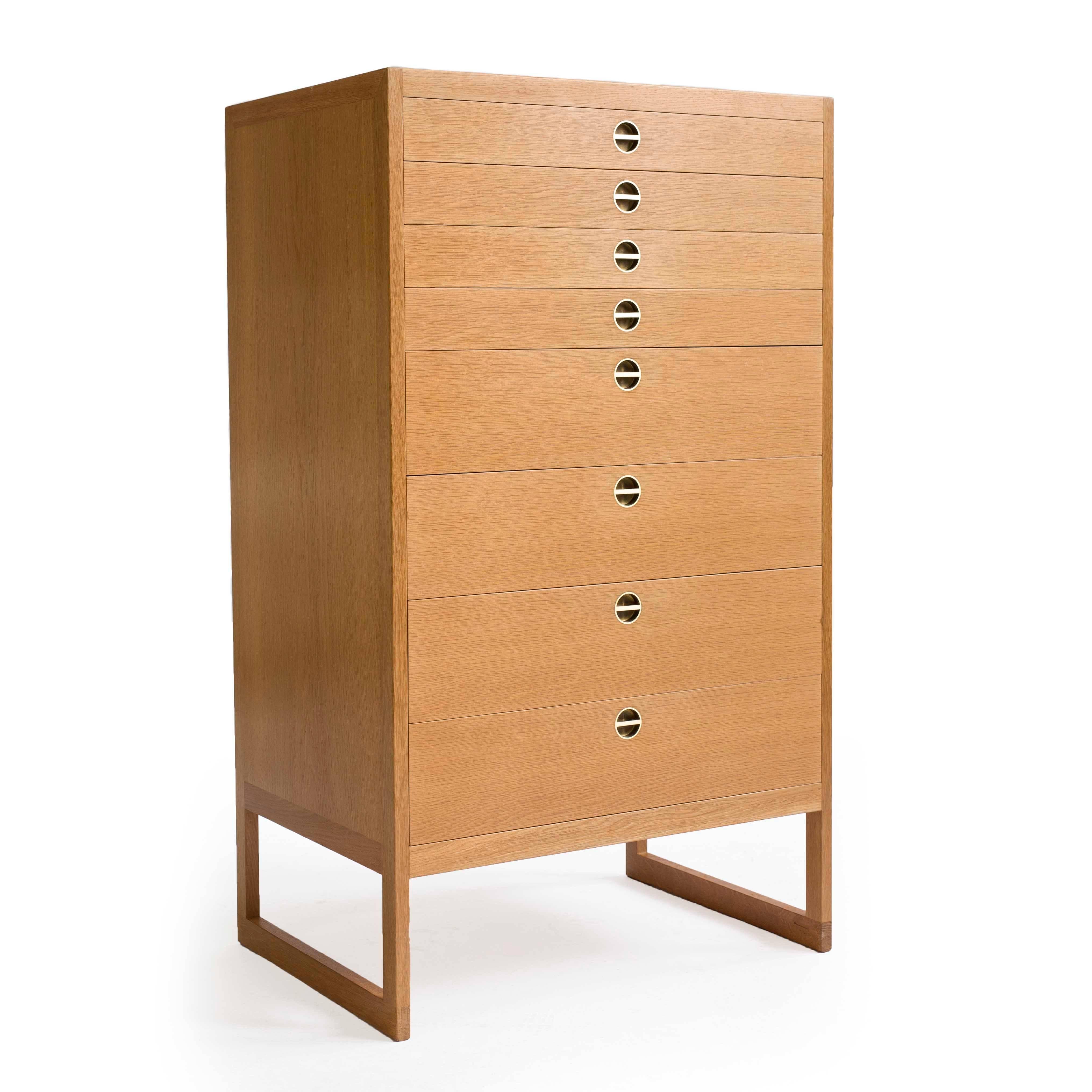 A Børge Mogensen oak chest of drawers. 

Front with four large and four small drawers and handles of brass.

Designed by Børge Mogensen 1957, manufactured by cabinetmaker P. Lauritsen & Son, Denmark model BM64. Very fine condition. 