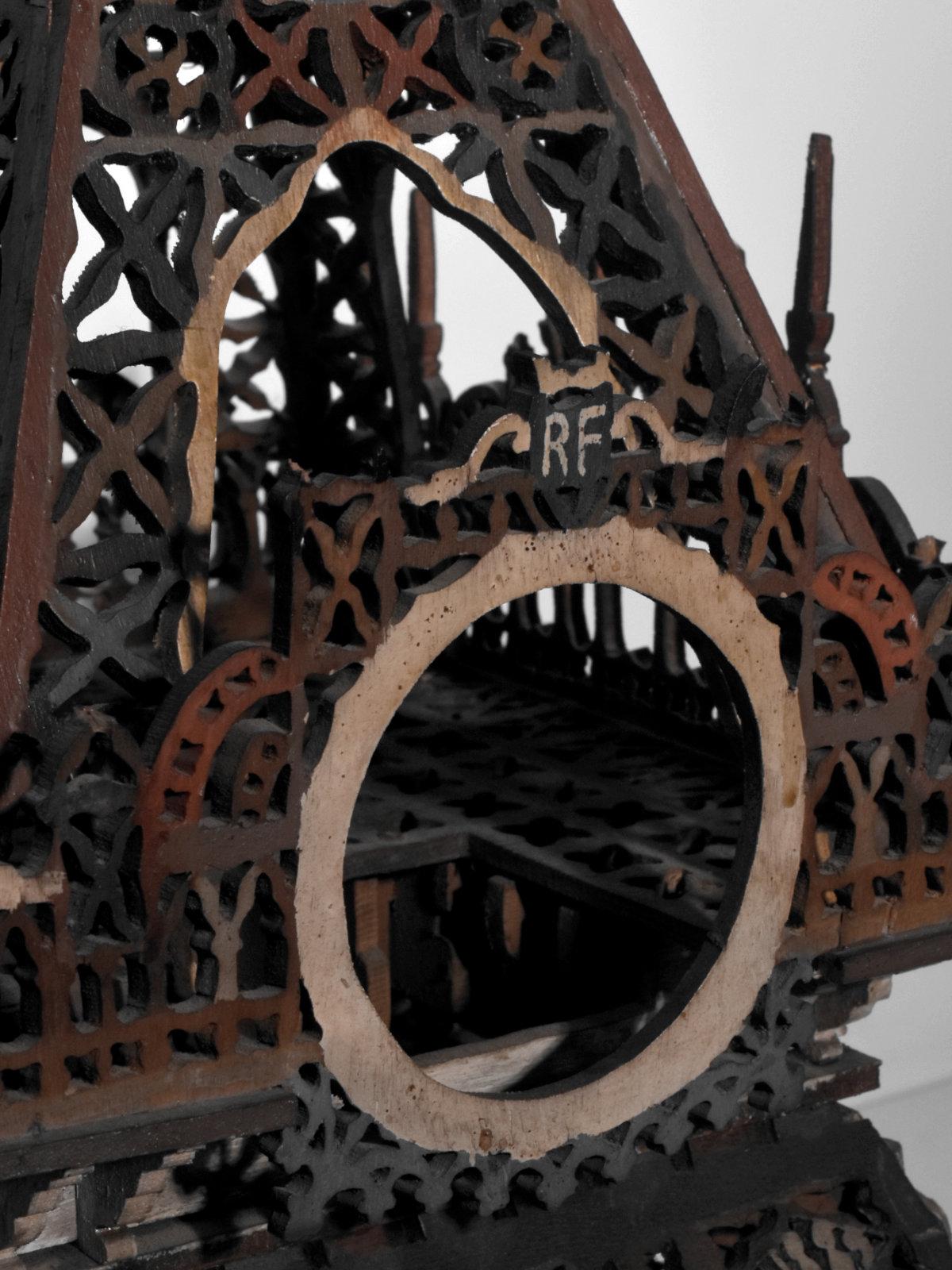 Large Eiffel Tower In Carved And Polychromed Wood - French Folk Art, Circa 1900 In Good Condition For Sale In RUEIL-MALMAISON, FR