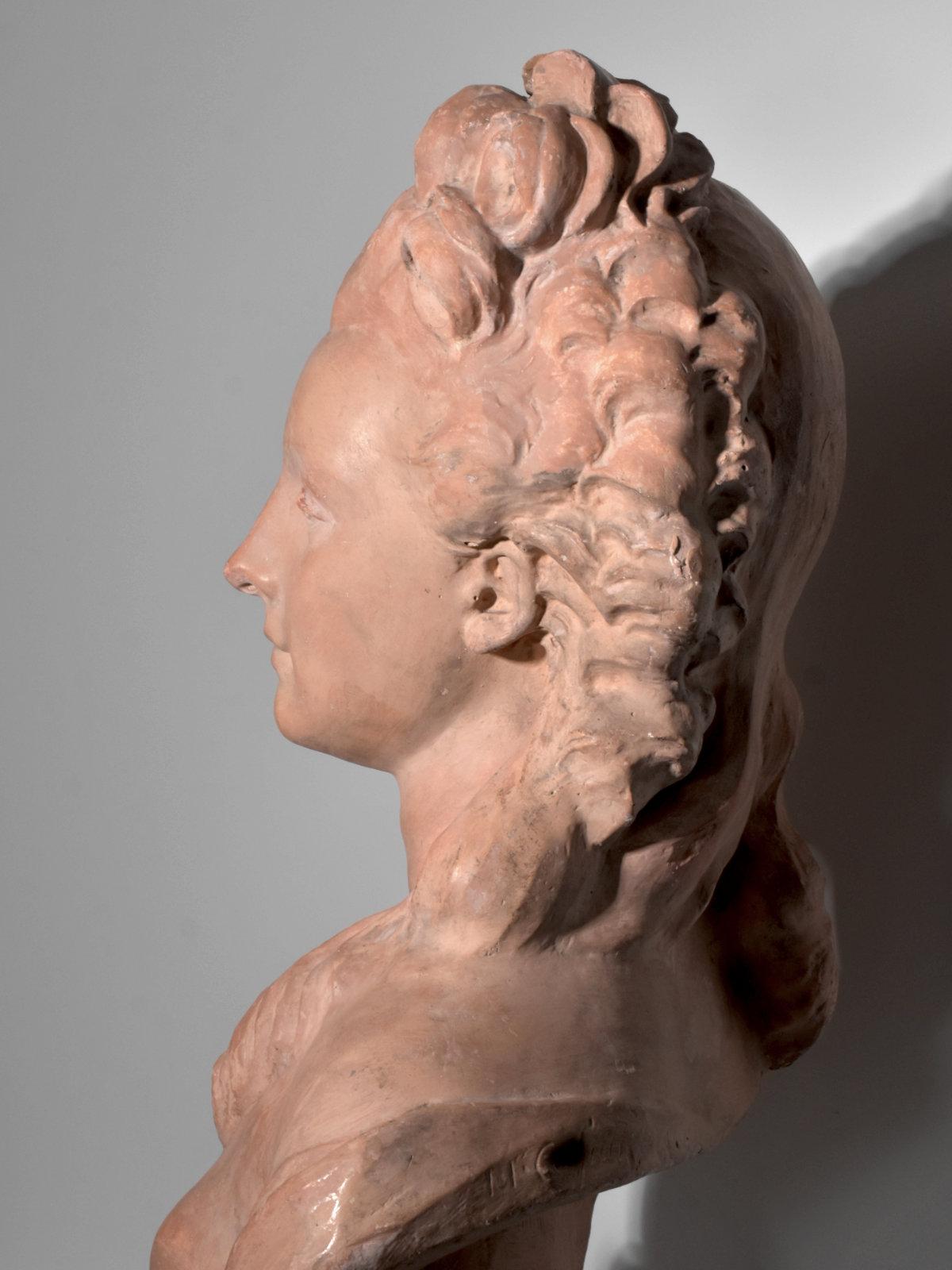 Importante busto antico in gesso con patina di terracotta, raffigurante Mademoiselle Luzy, famosa attrice del XVIII secolo e figura emblematica della Comédie Française.  
Questo modello è un'edizione della scultura originale di Jacques Caffieri