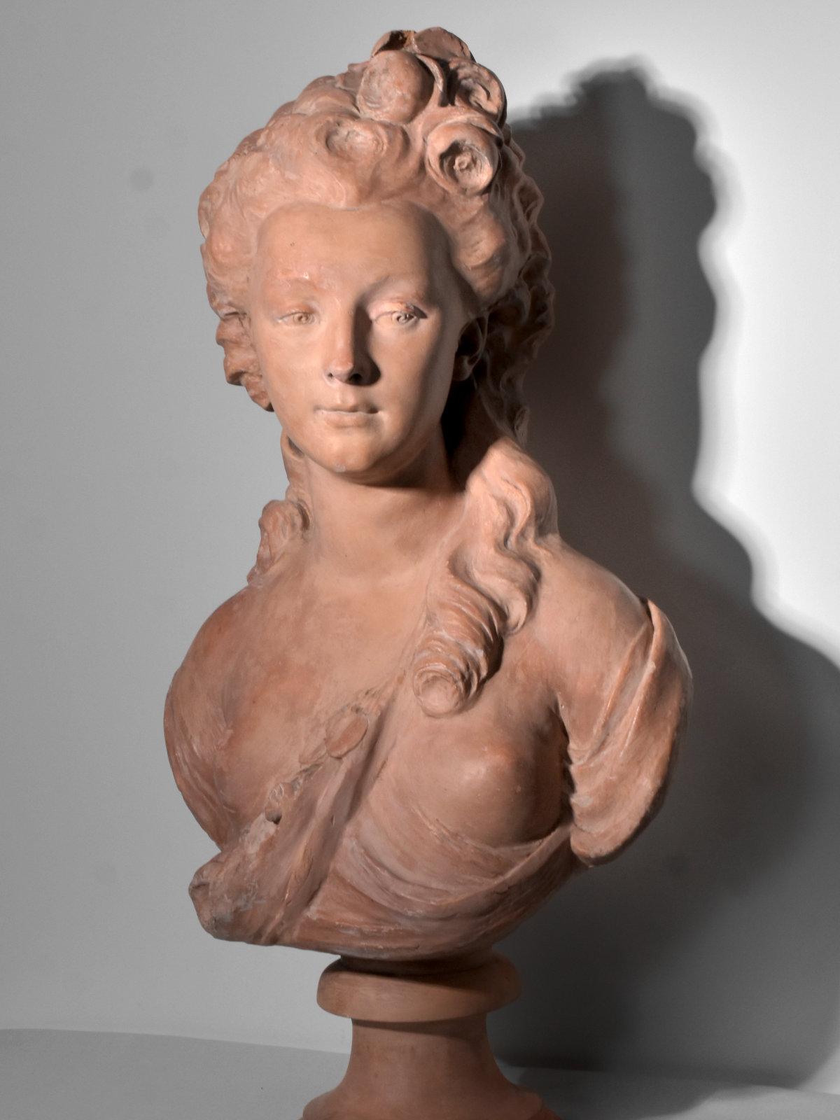 Grande busto in gesso con patina di terracotta - Dopo Jj Caffieri - Inizio del XX secolo In condizioni buone in vendita a RUEIL-MALMAISON, FR