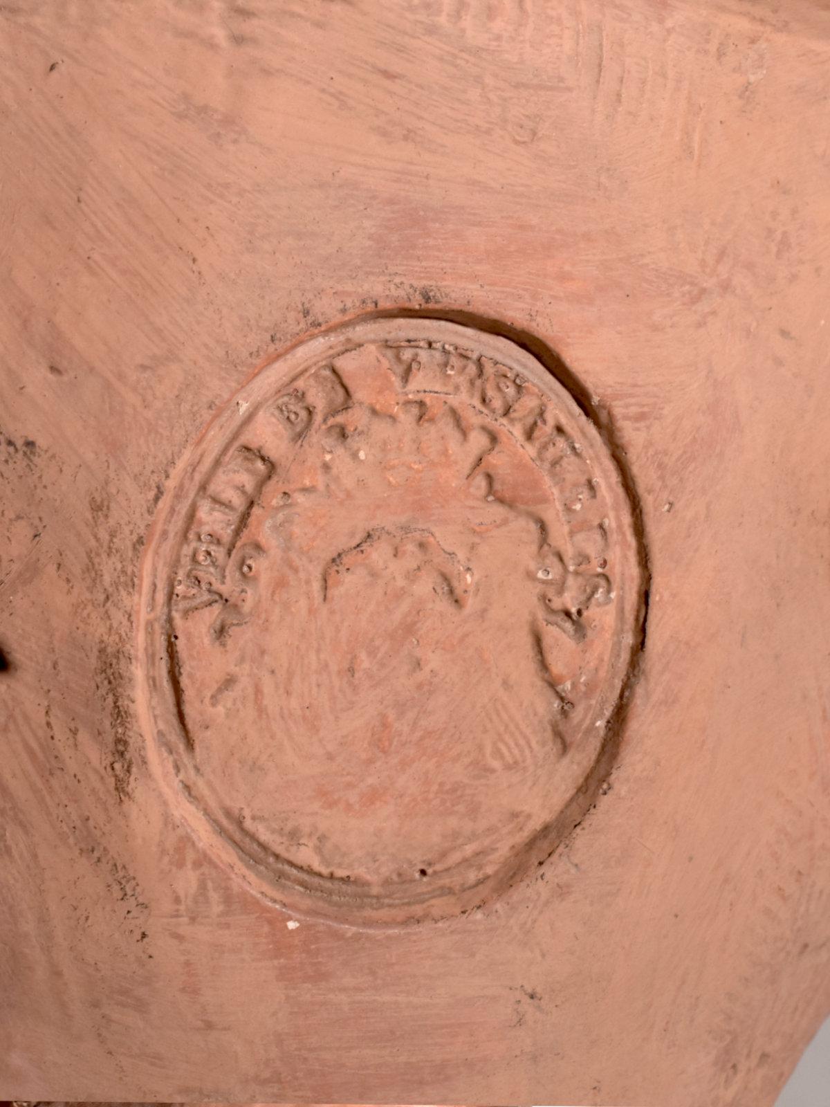 Stampato Grande busto in gesso con patina di terracotta - Dopo Jj Caffieri - Inizio del XX secolo in vendita