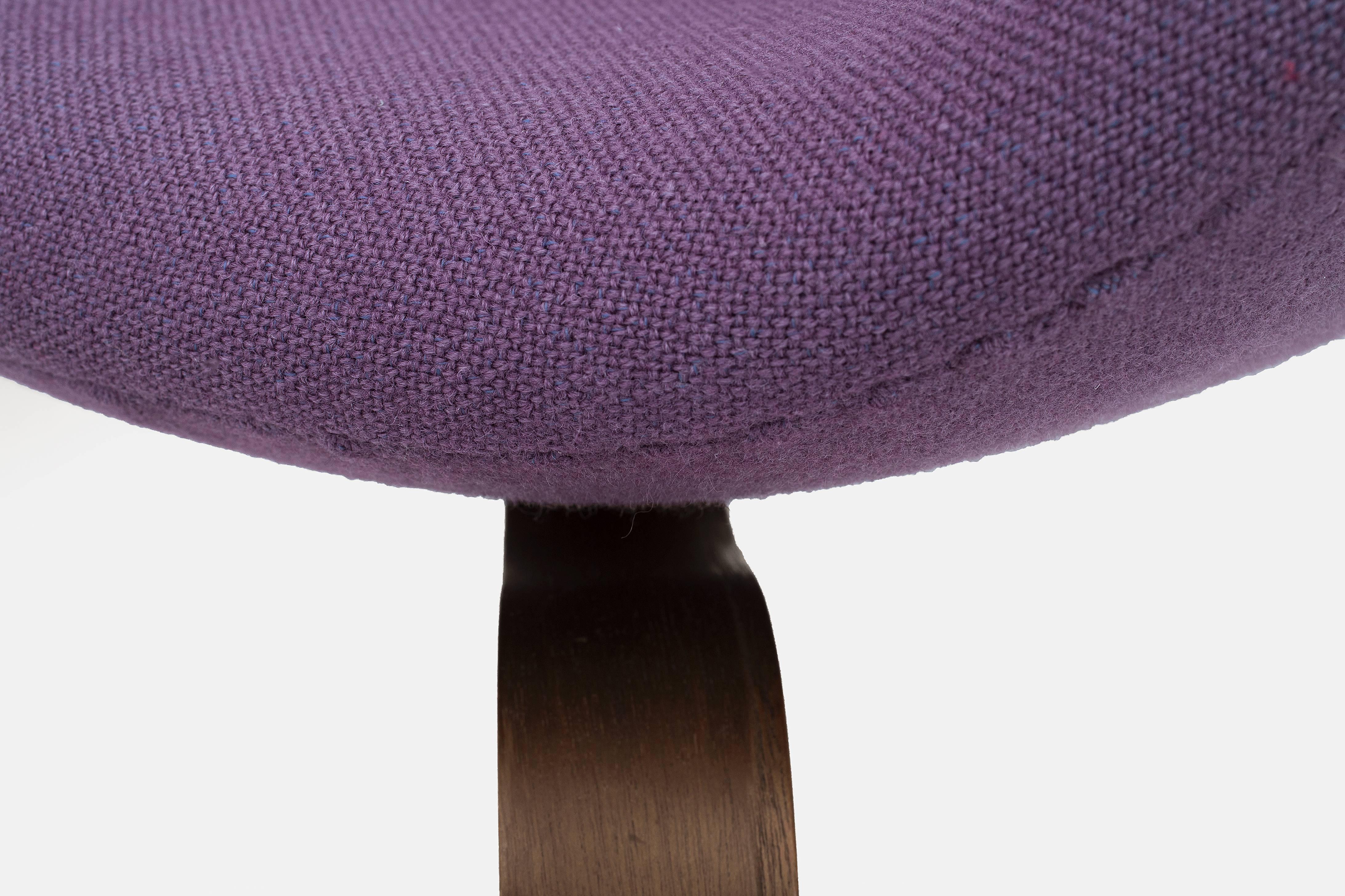 Swan chair with wooden teak legs. Model 4325. Upholstered with original purple fabric. This chair has been produced in a limited amount between 1960-1967 by Fritz Hansen, Denmark.