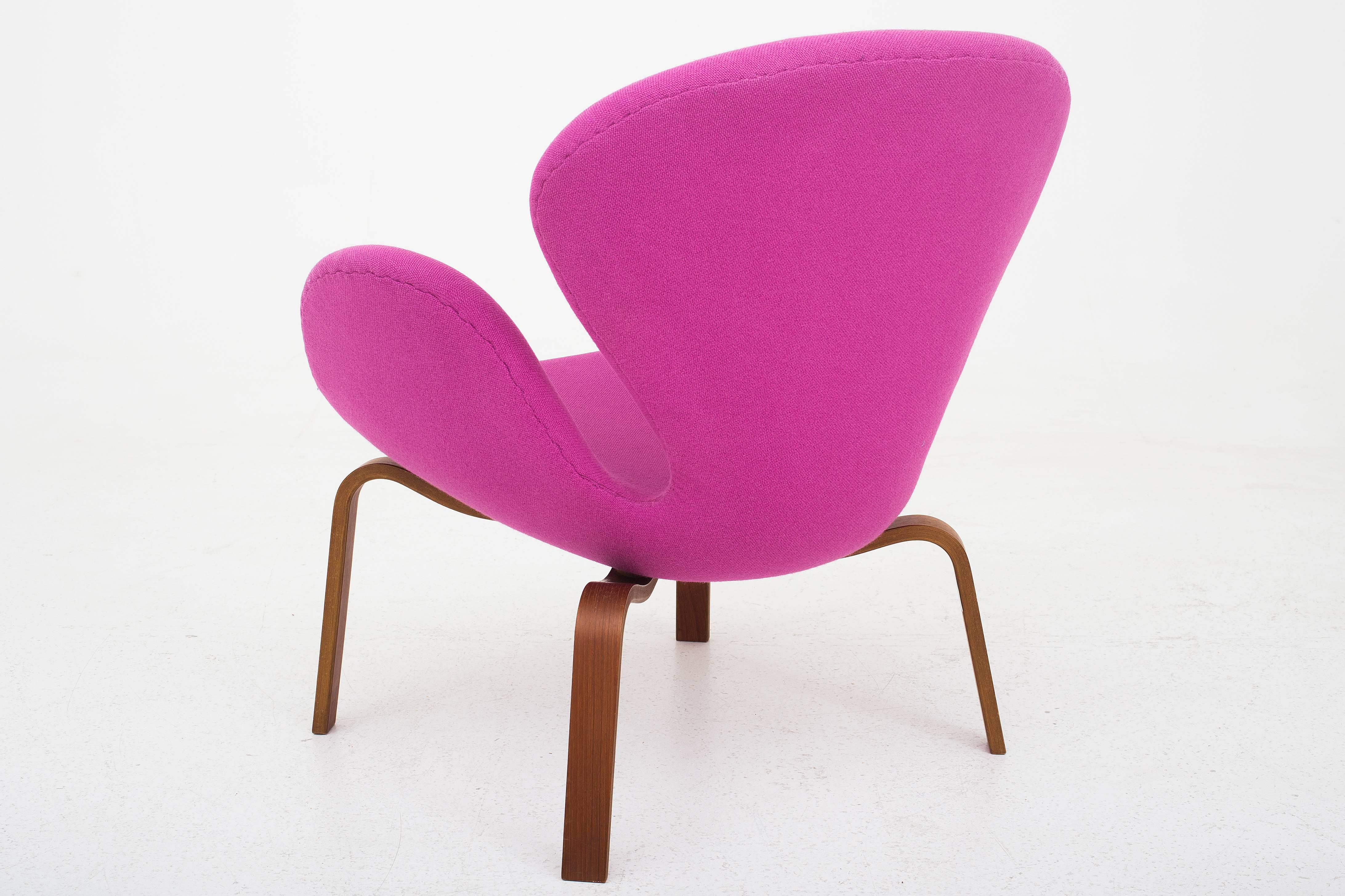 Scandinavian Modern AJ 4325 Swan Chair