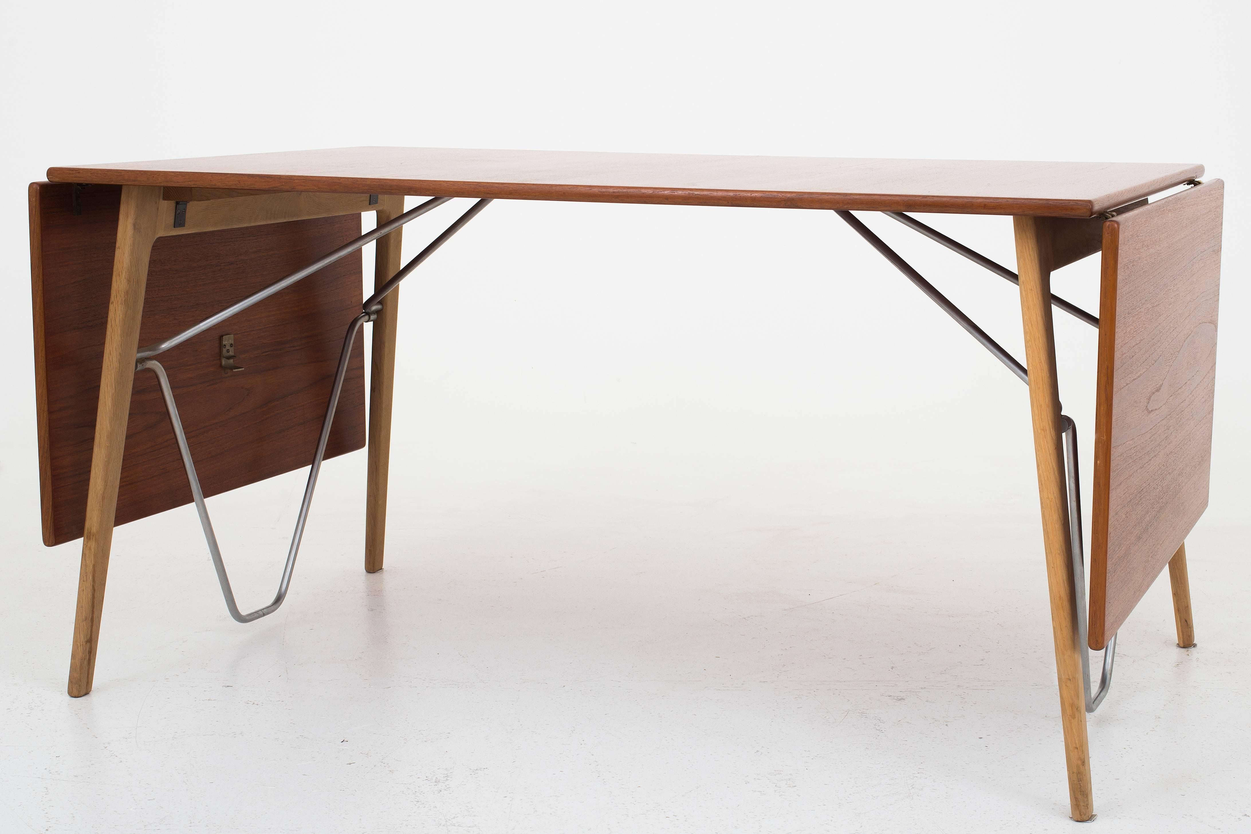 Dining table model BM 162. Teak top, oak frame and chromed metal. Two drop down leafs that extend 50 cm each. Produced by Søborg Møbelfabrik, Denmark.