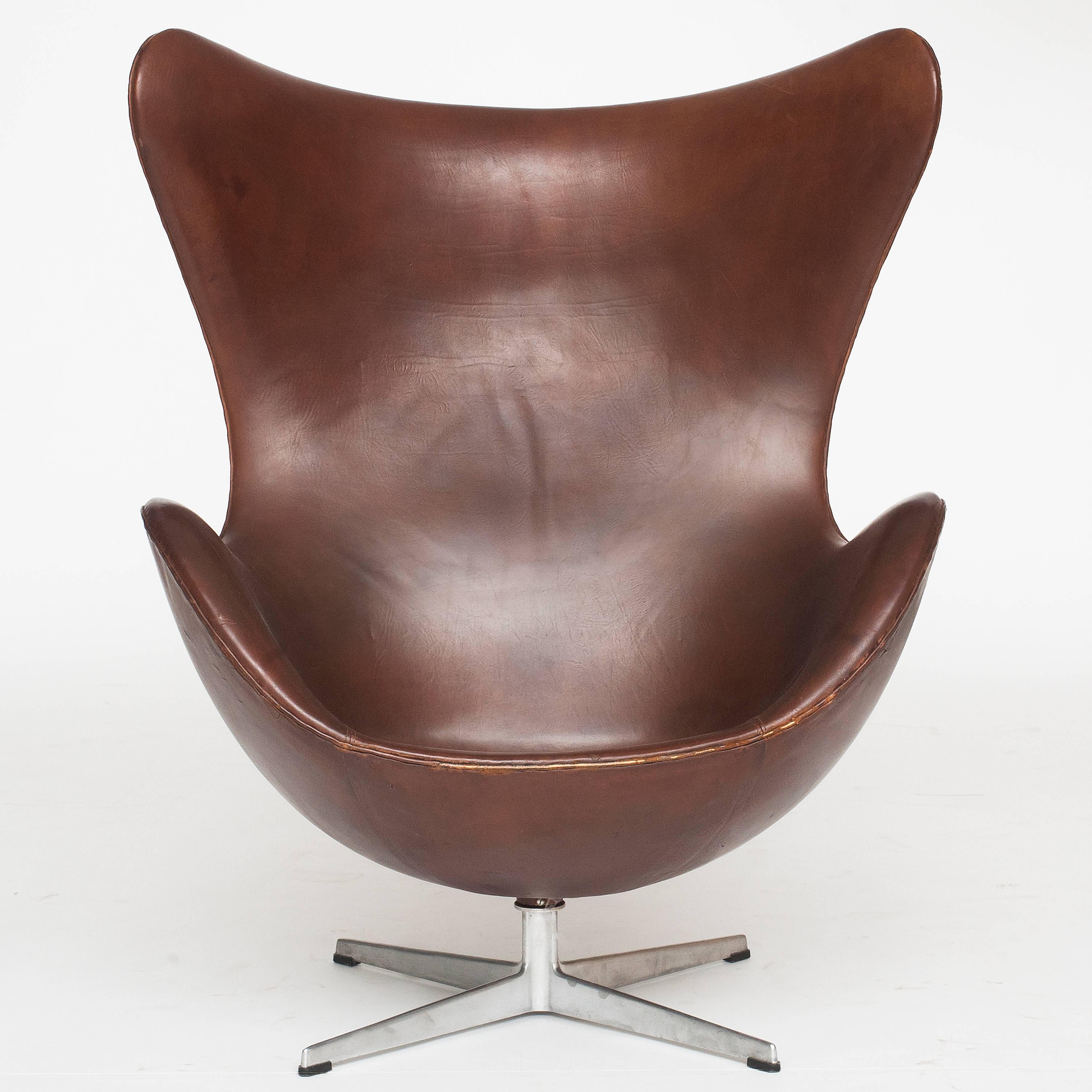 AJ 3316 Egg chair with original red/brown leather. Rare model, not including the upholstery of more recent date. designed for the SAS Royal Hotel in Copenhagen.