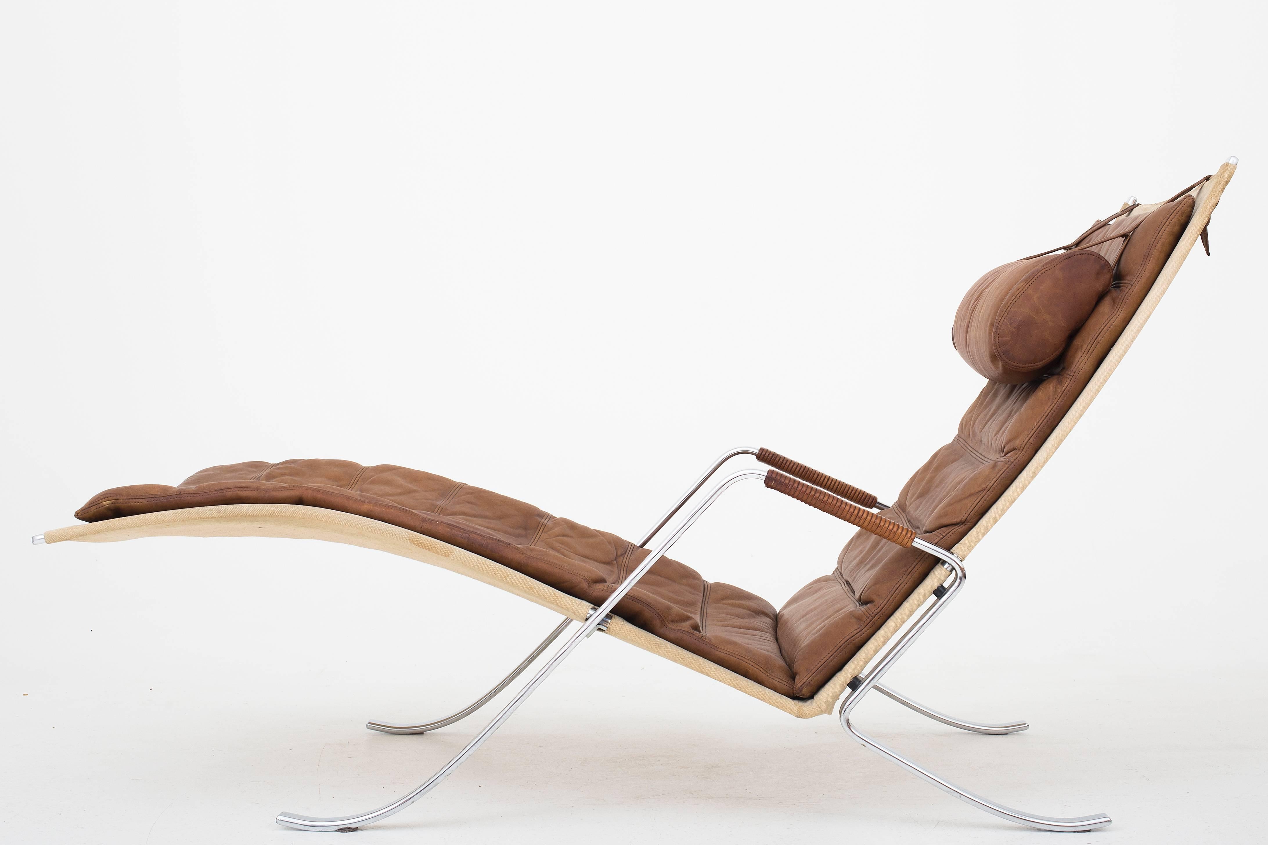 FK 87 Grasshopper chaiselong in canvas with loose cushion and neck in patinated brown leather, frame in chrome-plated steel. Design by Jørgen Kastholm & Preben Fabricius, 1968. Maker Alfred Kill, Germany.
     