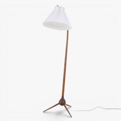 'Bridge' floor lamp in beech by Severin Hansen