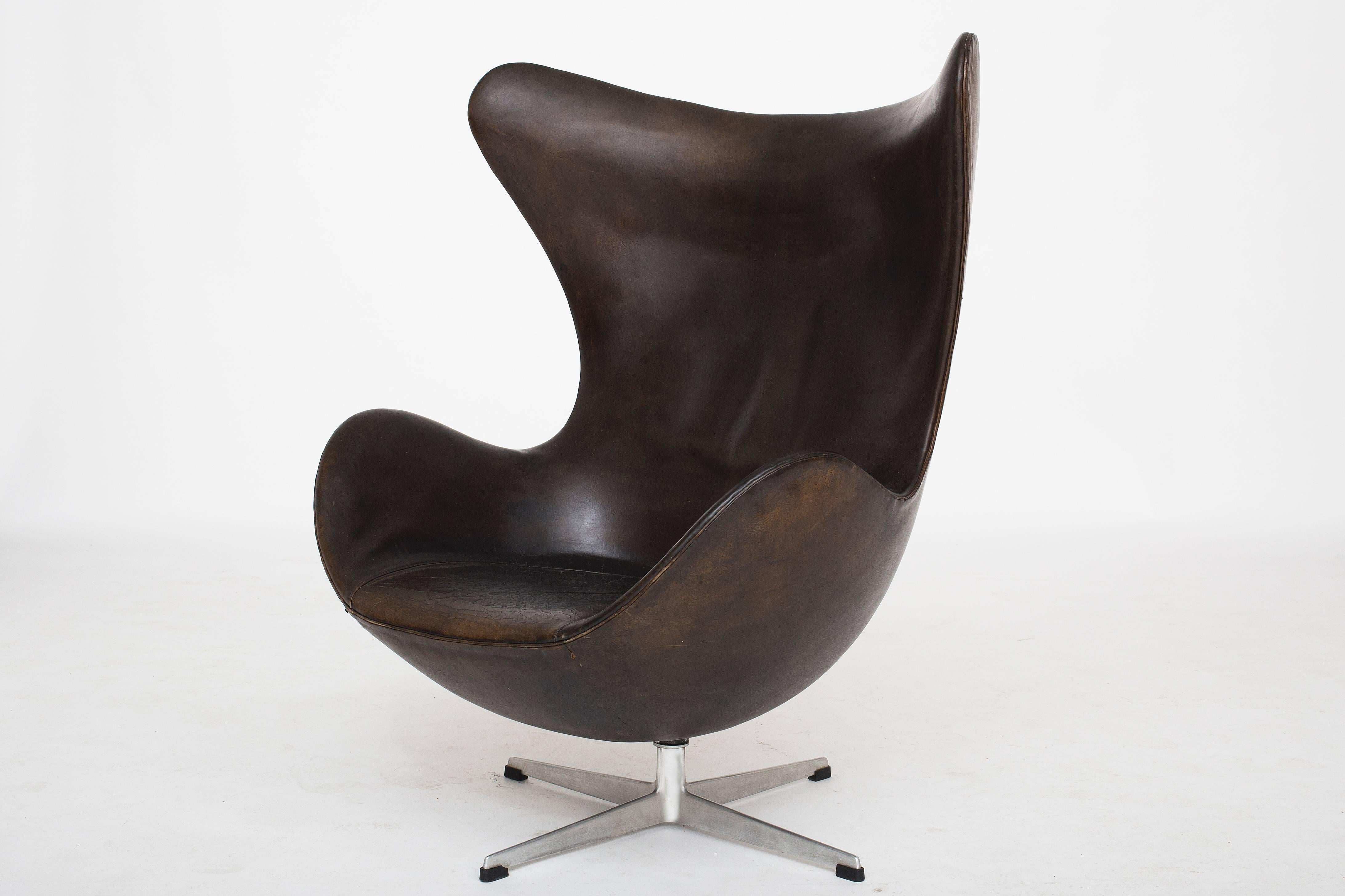 Arne Jacobsen the Egg model 3316 with patinated original black leather and base.
Produced by Fritz Hansen.