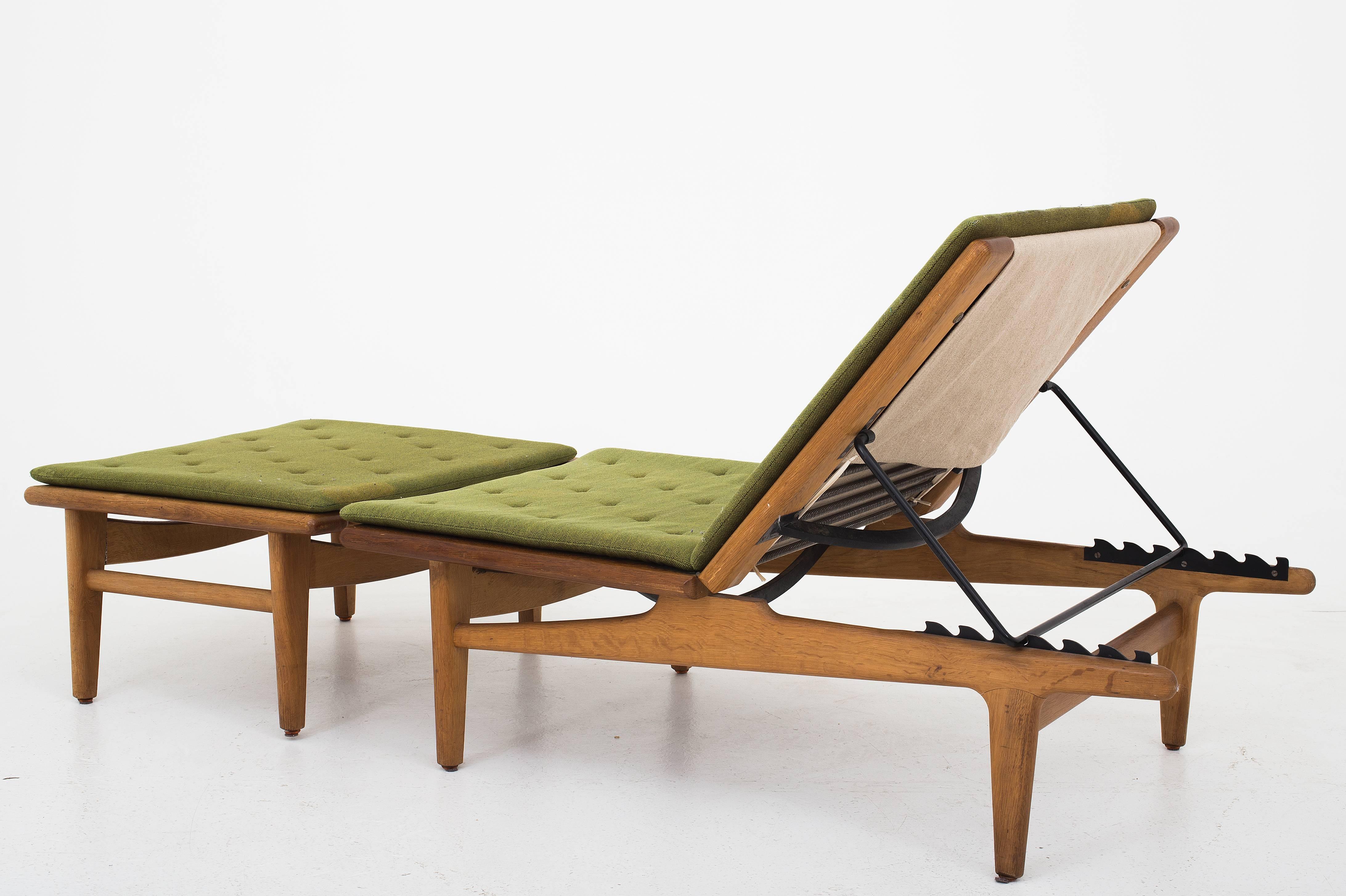 Hans J. Wegner daybed, model GE1 in solid patinated oak, cushions in green wool. Maker GETAMA.