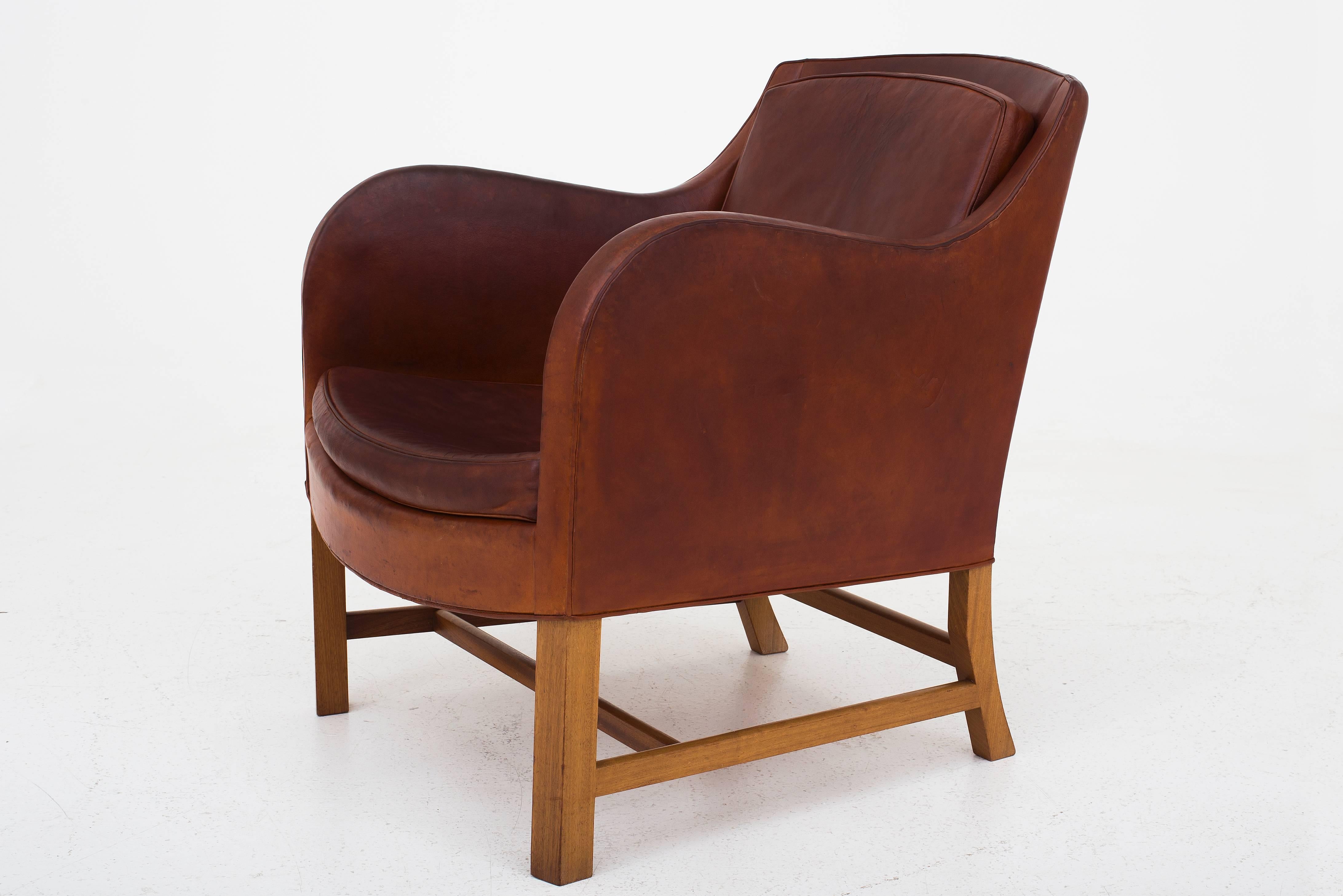 Mix chair model 4396A in patinated natural leather and legs in light mahogany. Designed by Kaare Klint & Edvard Kindt-Larsen 1930. Maker Rud Rasmussen.