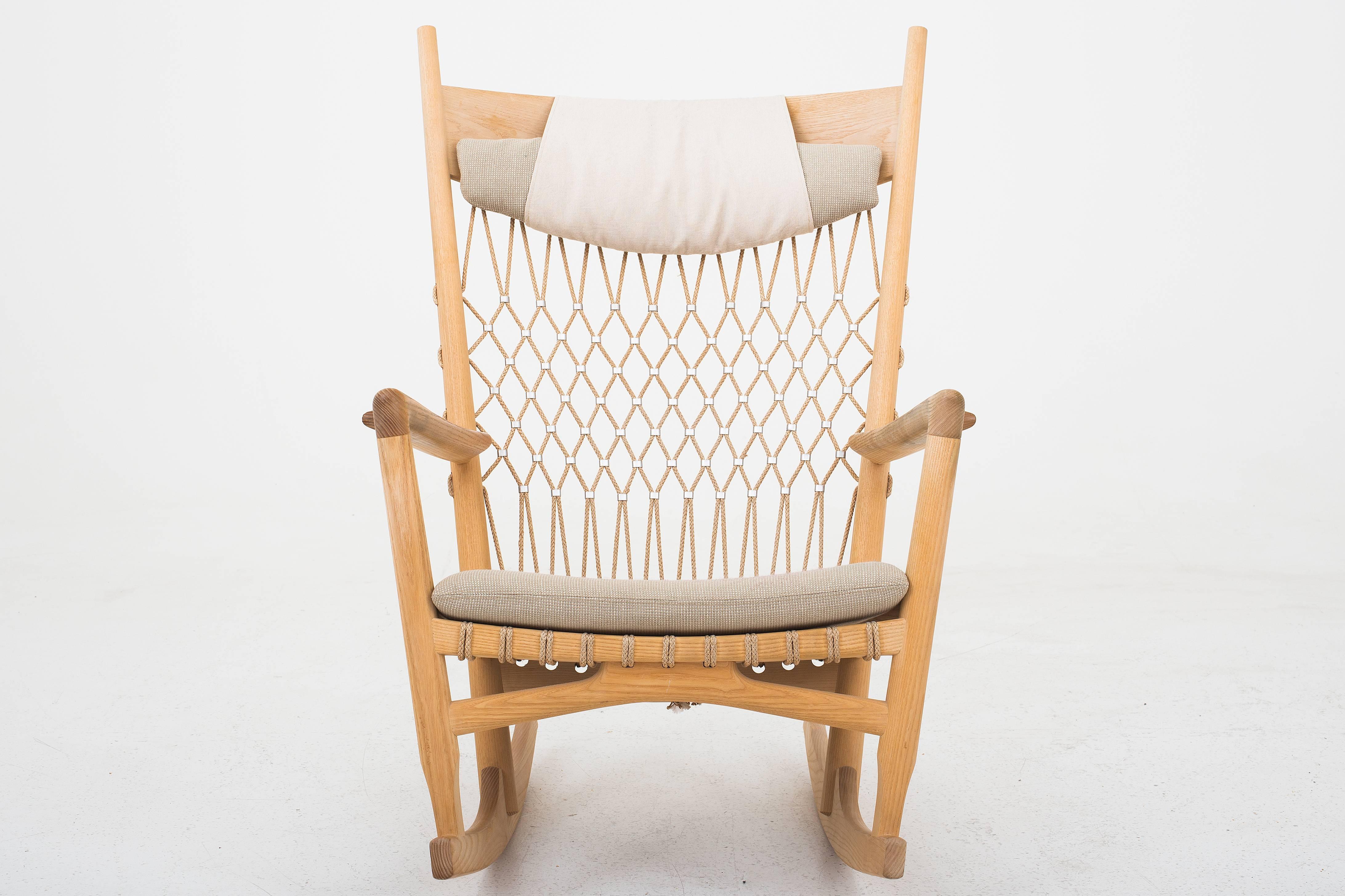 Hans J. Wegner rocking chair in ash and flag line. Model PP124. Cushion in light wool. Maker PP Møbler.