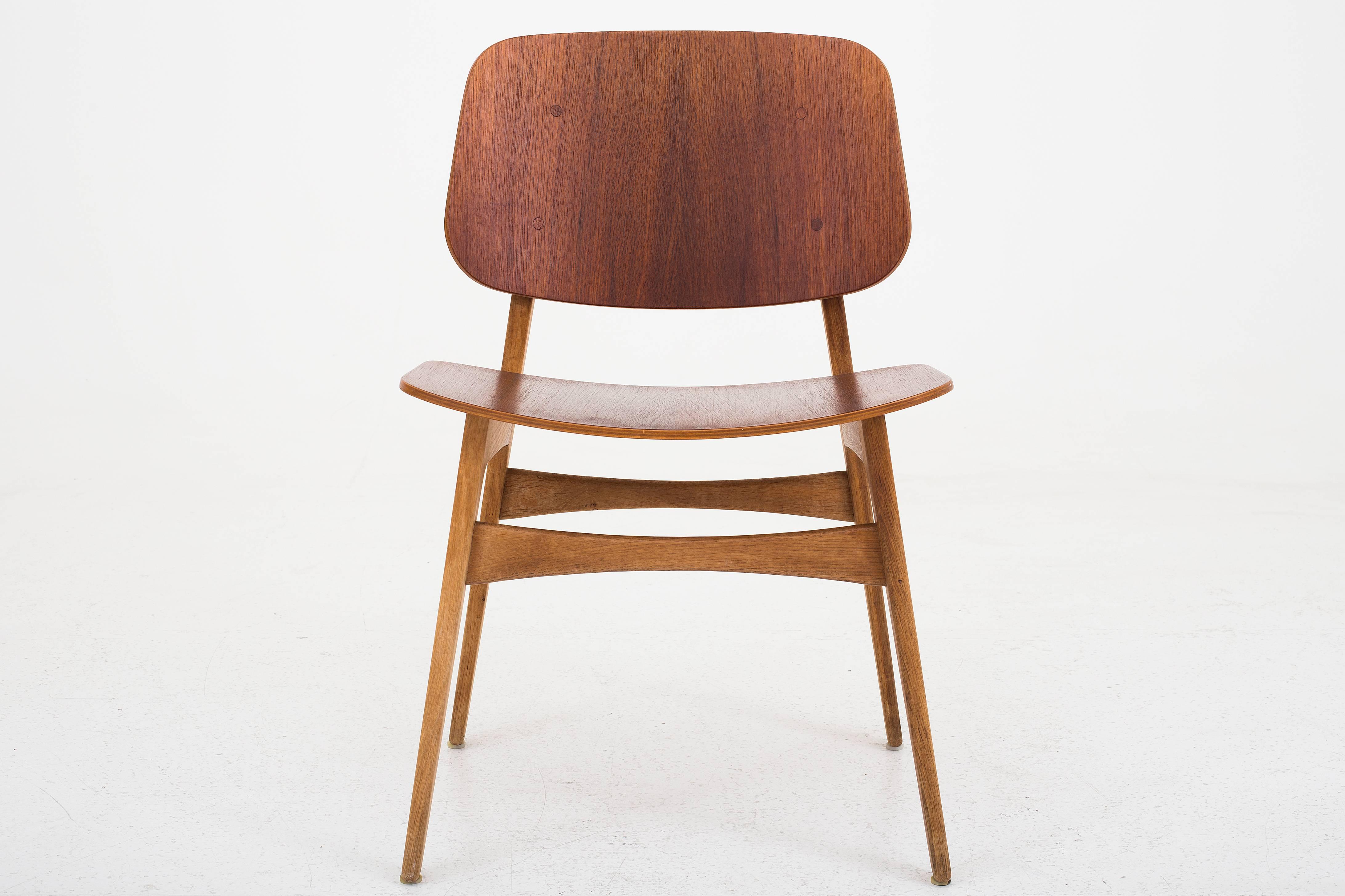 A set of six dining chairs in teak and oak designed by Børge Mogensen. Maker Søborg Furniture.