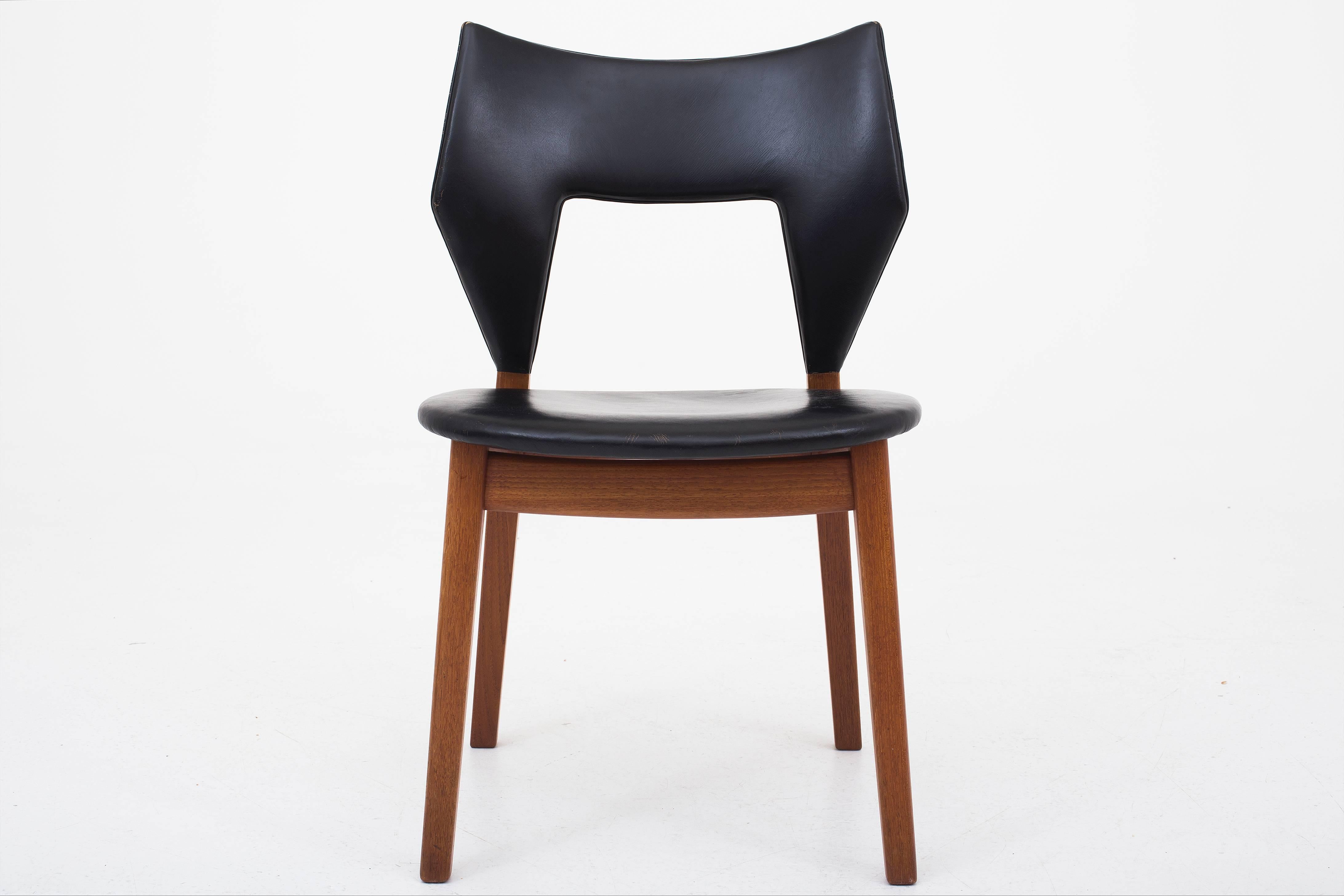 Set of eight dining chairs in teak and original black leather.
Designed by Tove & Edvard Kindt Larsen and produced by cabinetmaker Thorald Madsen.