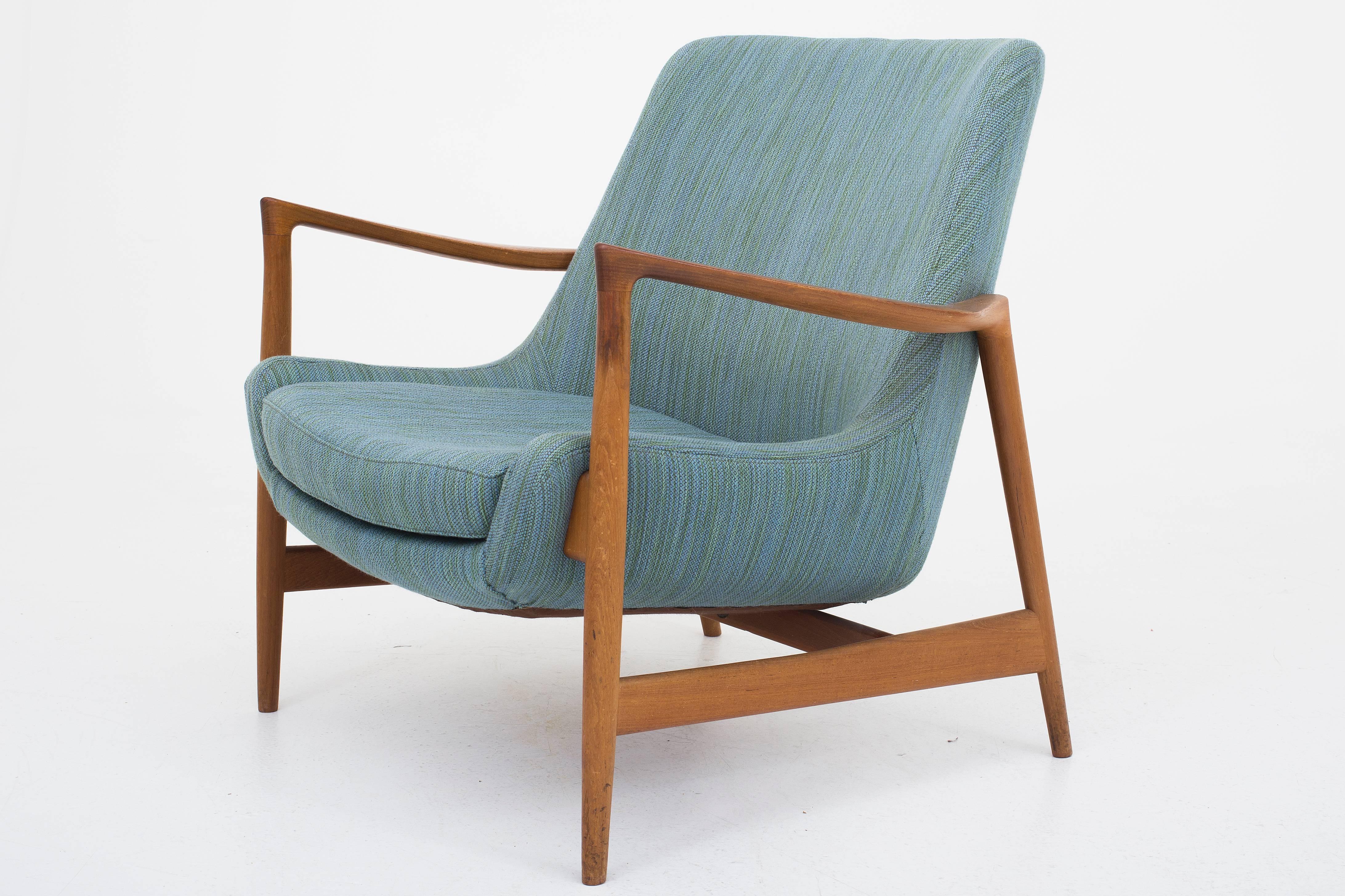 A pair of Elizabeth chairs in teak and original wool. Designed by Ib Kofoed-Larsen. Maker Fritz Hansen. This is a later version from 1950 and produced in a limit numbers.