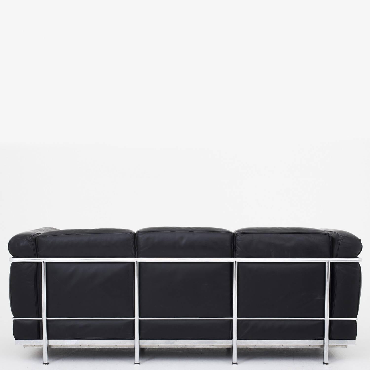 Le Corbusier three-seat sofa in original black leather and frame in steel. Designed by Le Corbusier. Maker Cassina.