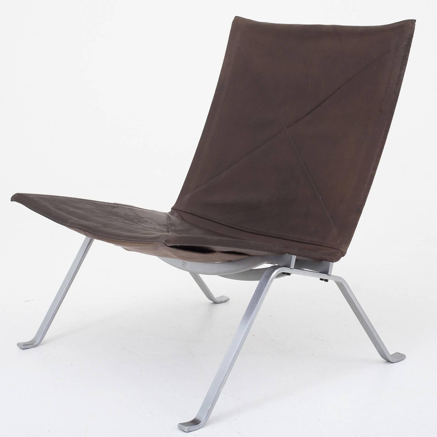PK 22 easy chair in patinated original brown leather, frame in steel. Designed by Poul Kjærholm. Maker E. Kold Christensen.