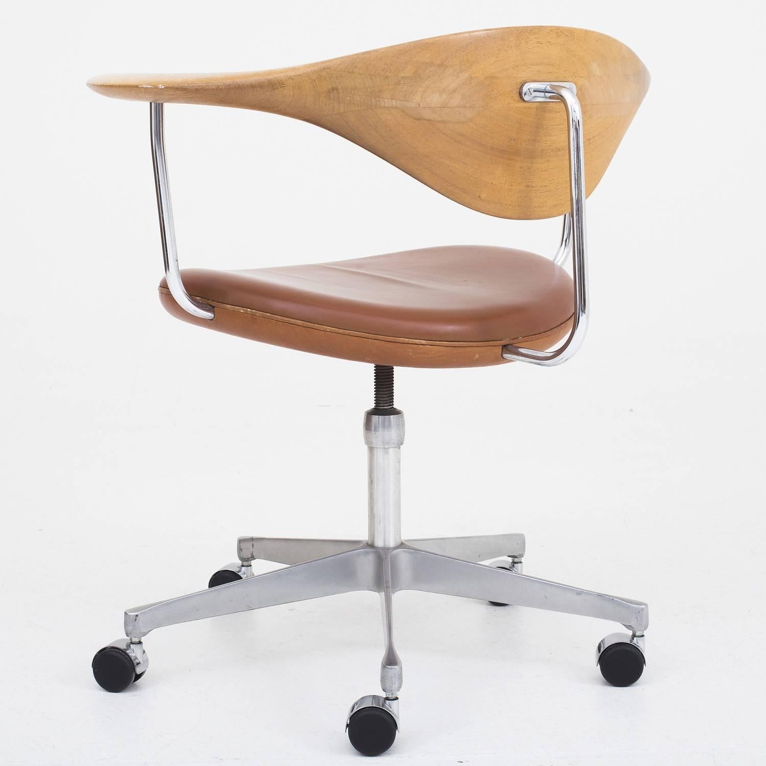 JH 502, the swivel chair with back in solid mahogany and seat in original patinated leather. Designed by H.J. Wegner and maker Johannes Hansen.