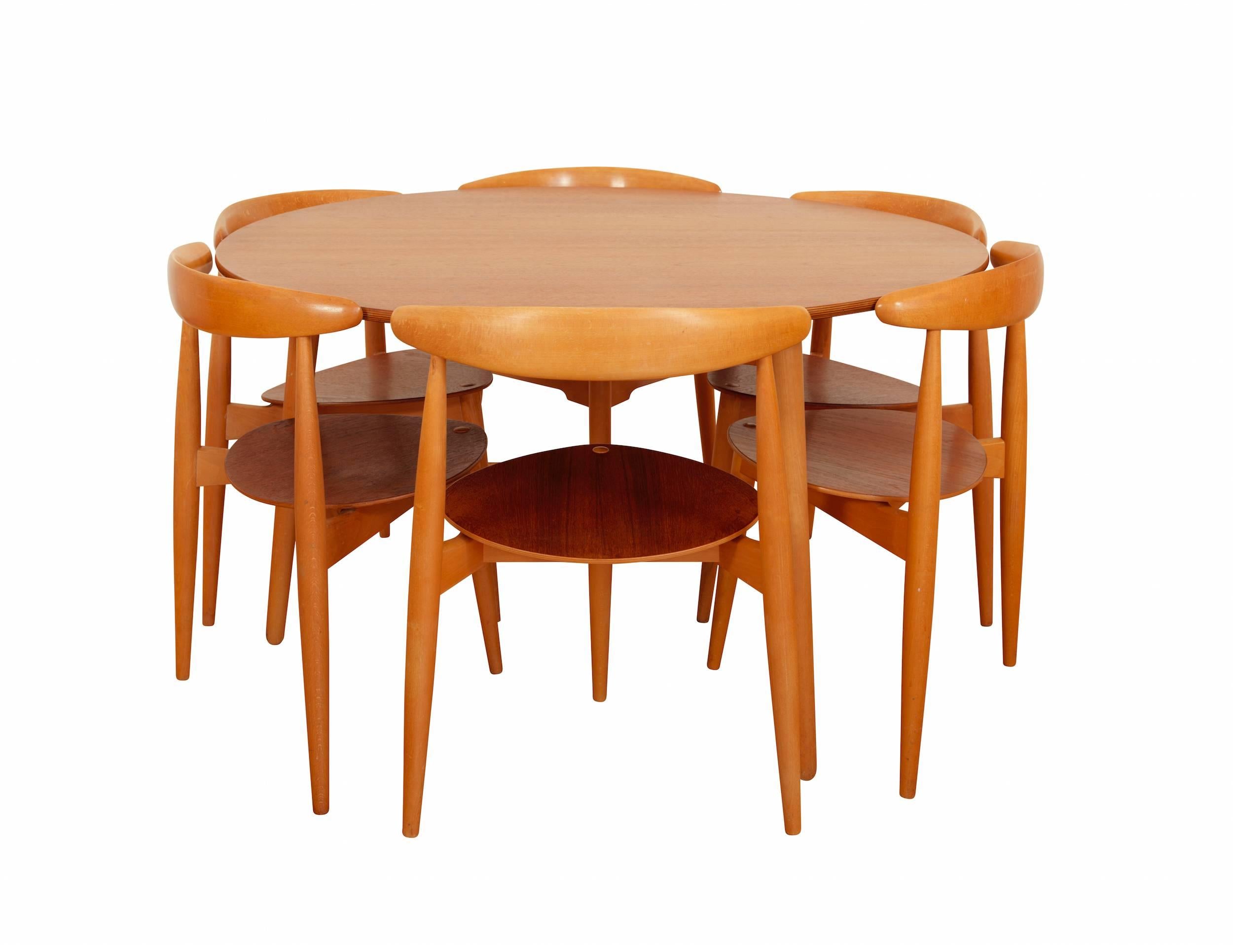 Oak and teak circular dinning table with six matching chairs. 
Manufactured by Fritz Hansen.

Litterature: 
Johan Møller Nielsen: 