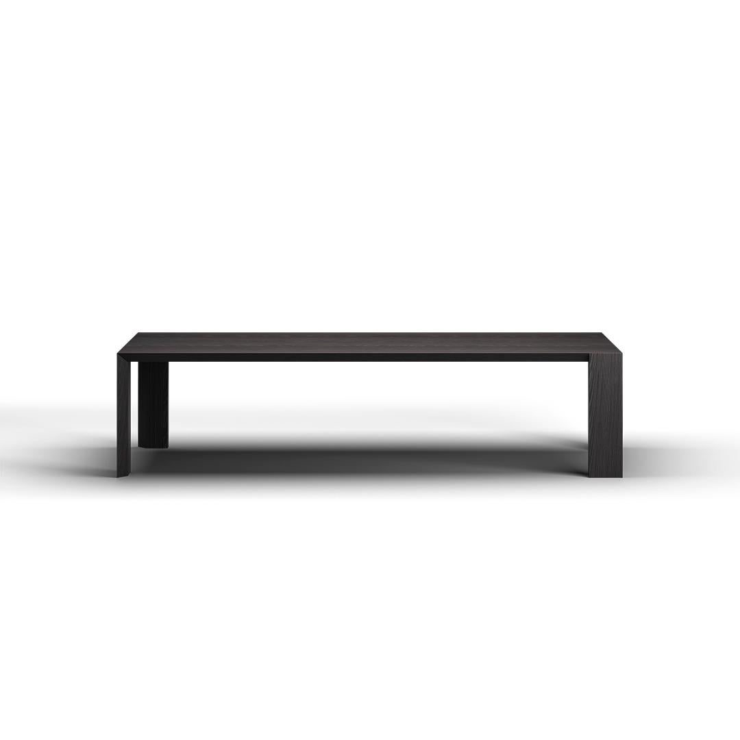'Ispolin': una mesa de comedor moderna con una estructura metálica oculta en su interior.

Esta elegante mesa de comedor cautiva la atención con sus líneas limpias y definidas. Desde fuera, no se ven los cierres ni el marco, pero una mirada por