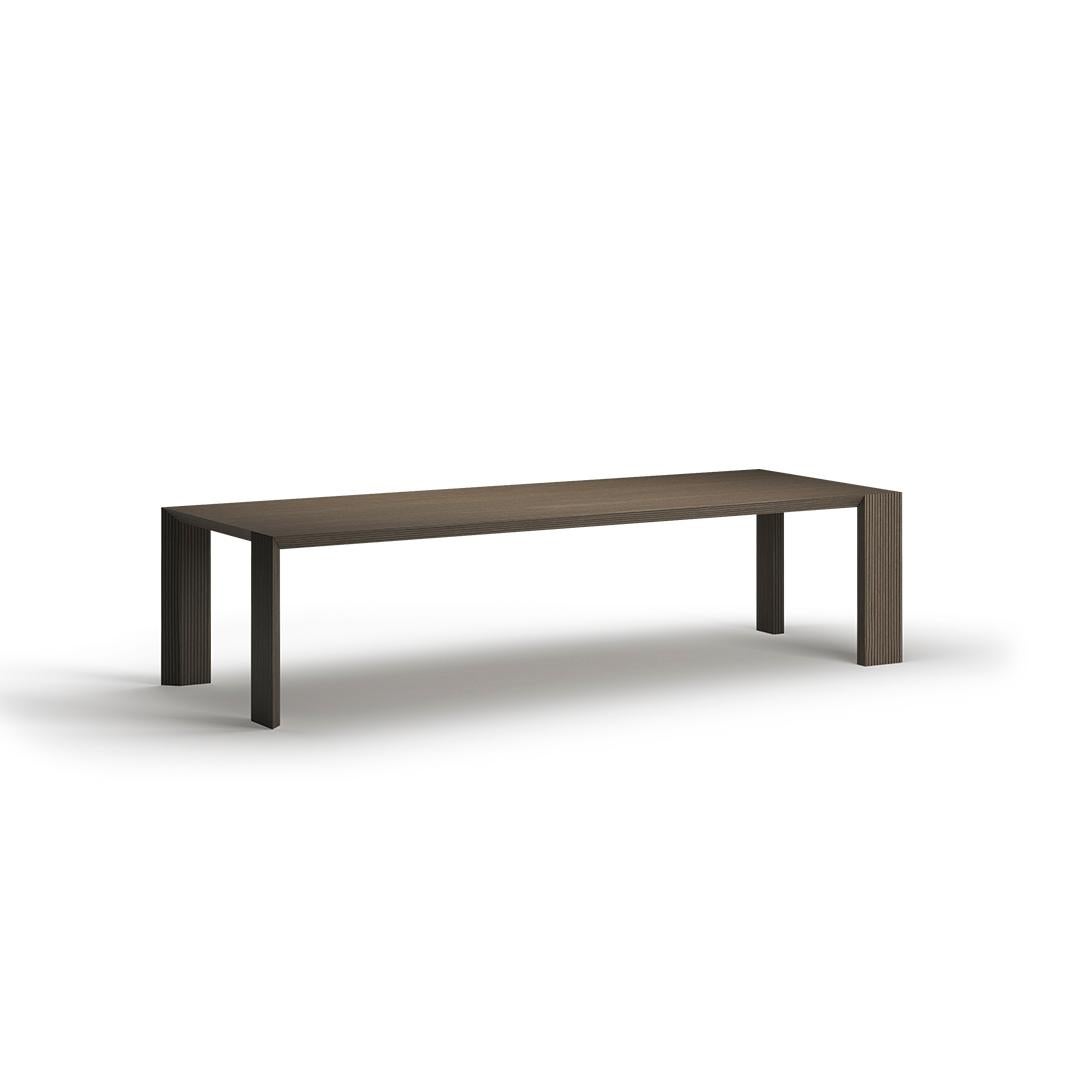 'Ispolin': una mesa de comedor moderna con una estructura metálica oculta en su interior.

Esta elegante mesa de comedor cautiva la atención con sus líneas limpias y definidas. Desde fuera, no se ven los cierres ni el marco, pero una mirada por
