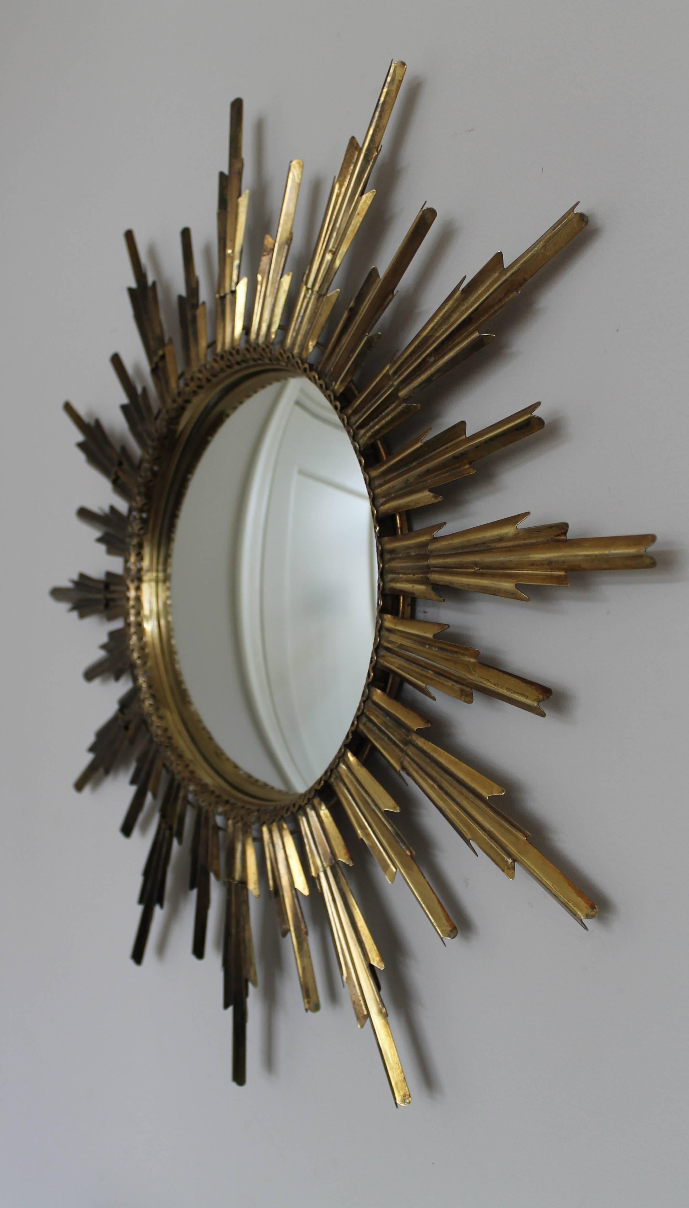 Sun mirror in brass with spherical glass.
