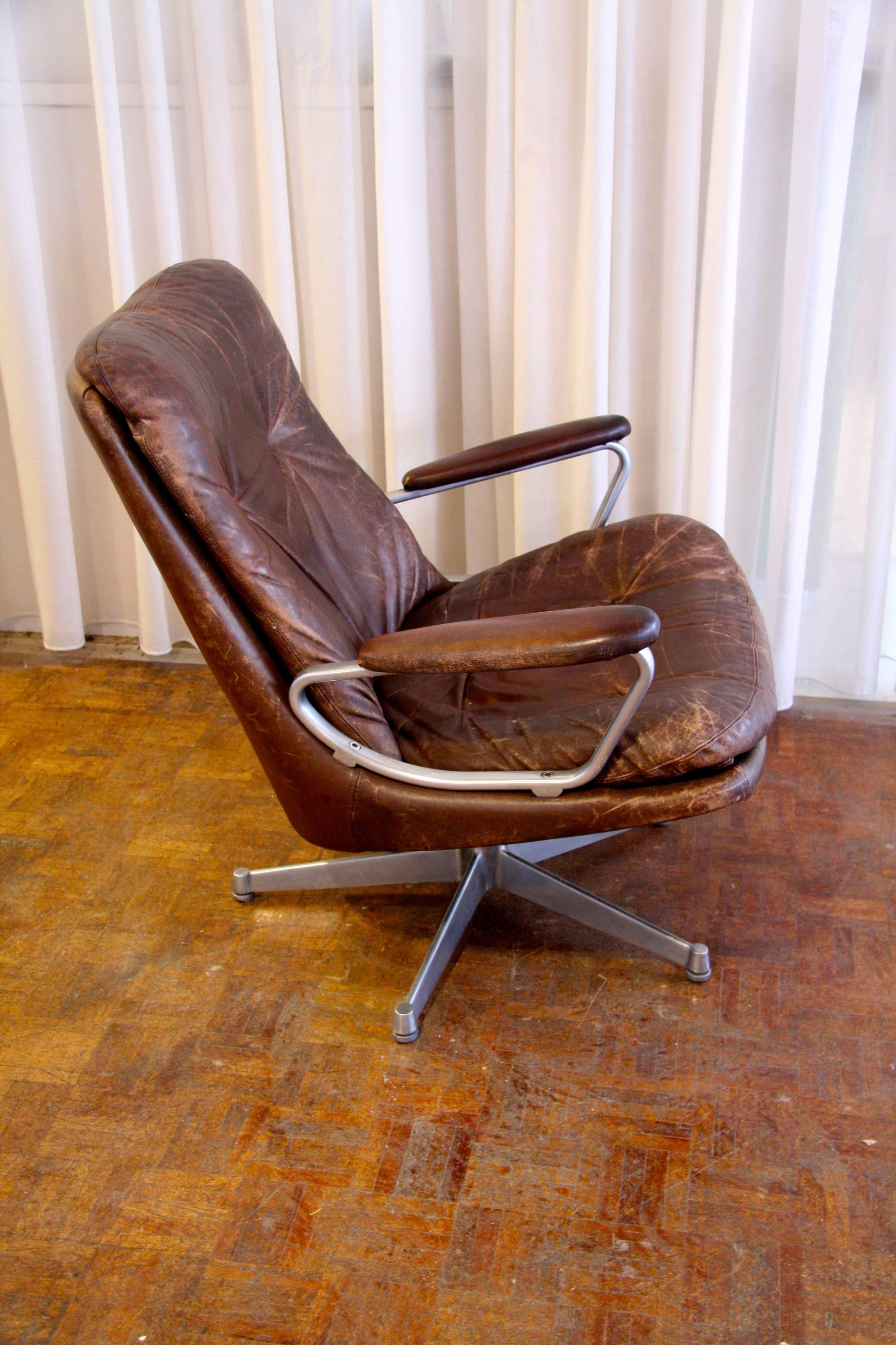 Swivel lounge chair 'Gentilina' in leather by Strässle from circa 1960 in a good vintage condition.
Great comfort. Designer: Vandenbeuck (Belgium).
