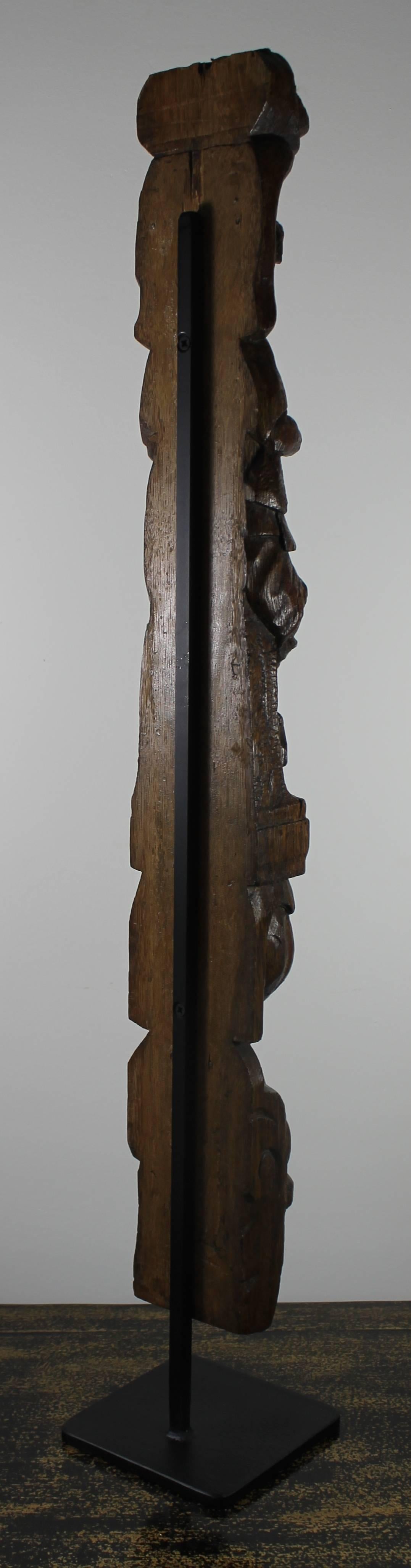 Flute Player in Oak, 17th Century In Good Condition For Sale In Sint Annaland, NL