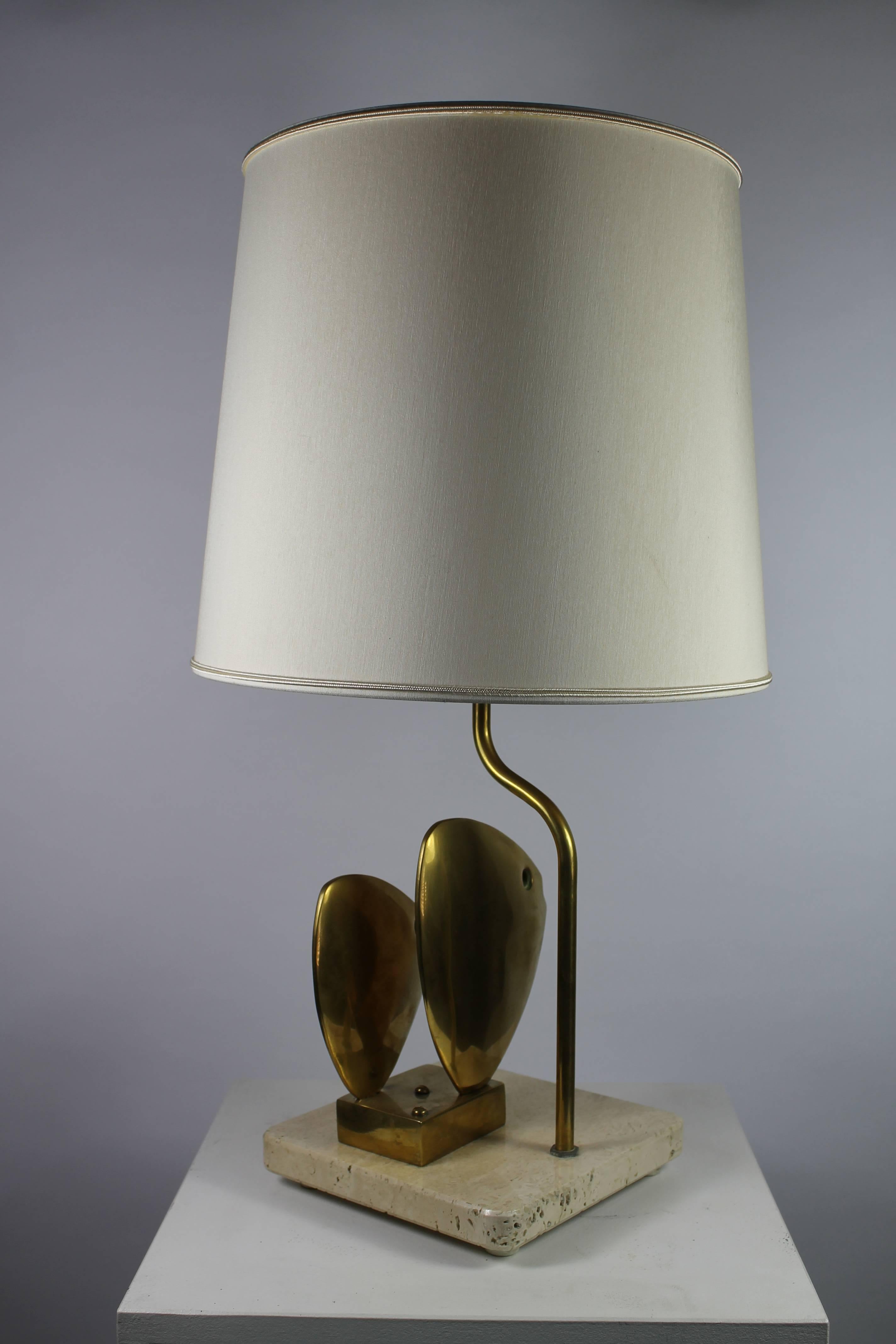 Table lamp attributed by the Thai artist Hattakitkosol Somchai (1934-2000) on a travertine base and the original shade in silk.
